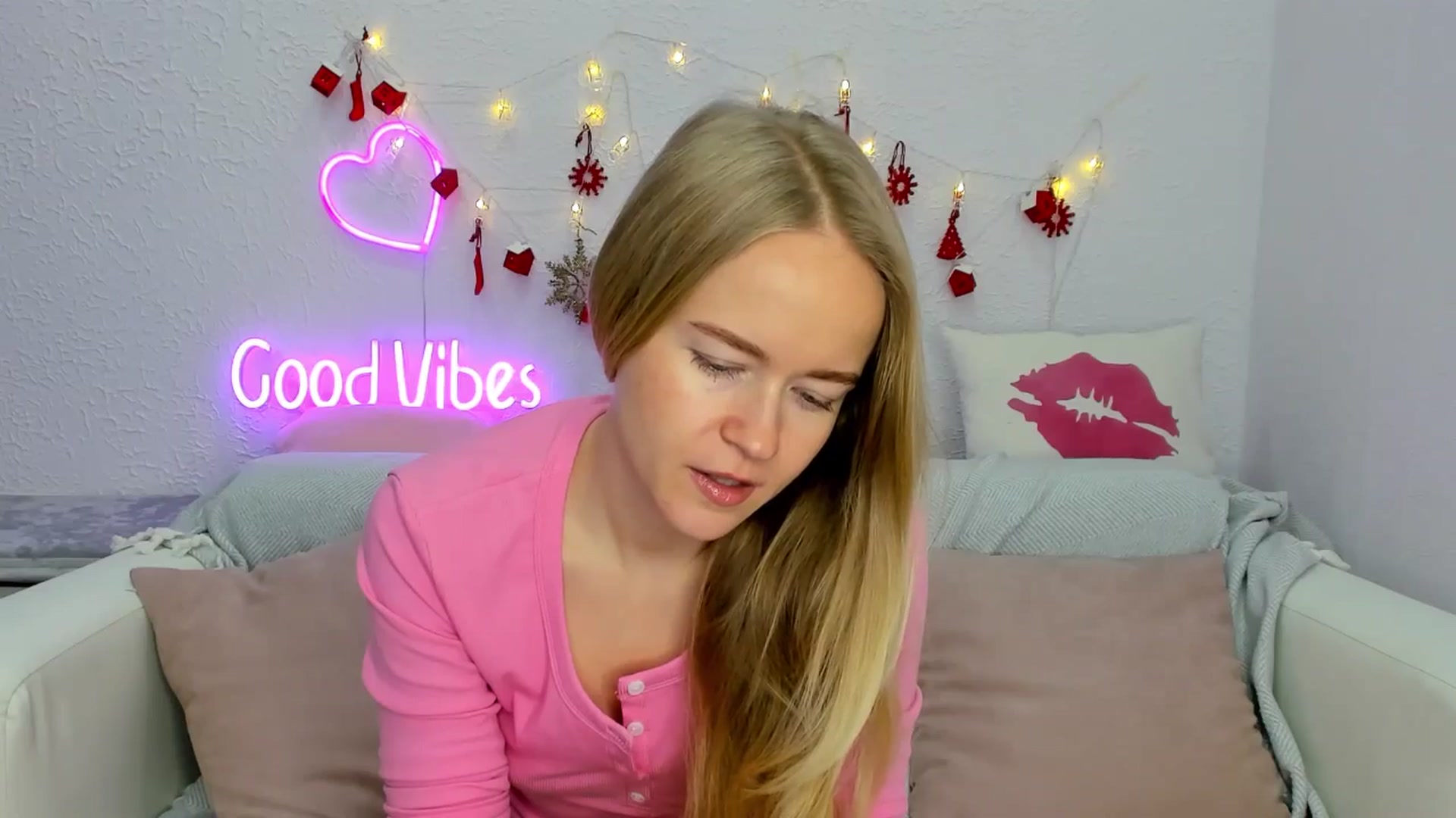 Gallery image thumbnail from Angel_Kristy's myfreecams stream on, 12/10/2024, 01:37 image 14 of 20