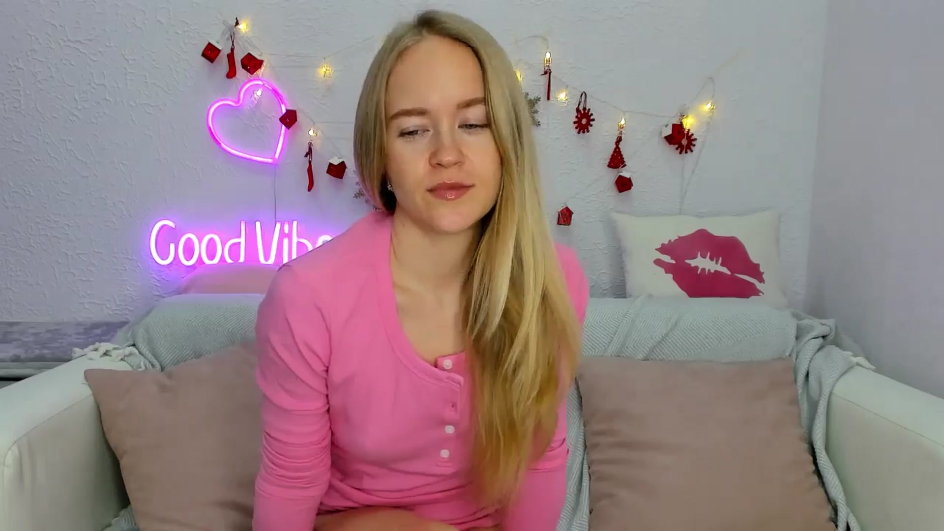 Gallery image thumbnail from Angel_Kristy's myfreecams stream on, 12/10/2024, 01:37 image 16 of 20