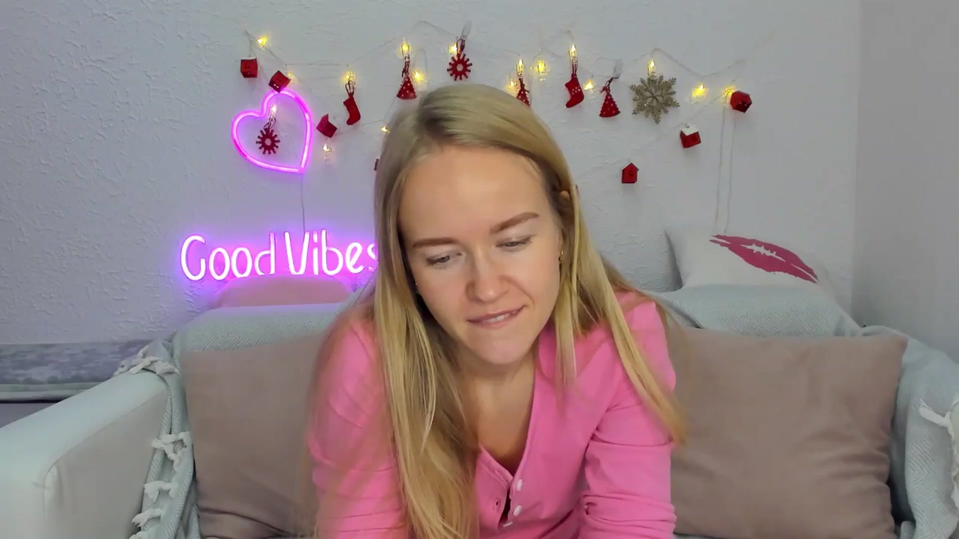 Gallery image thumbnail from Angel_Kristy's myfreecams stream on, 12/10/2024, 04:17 image 4 of 20