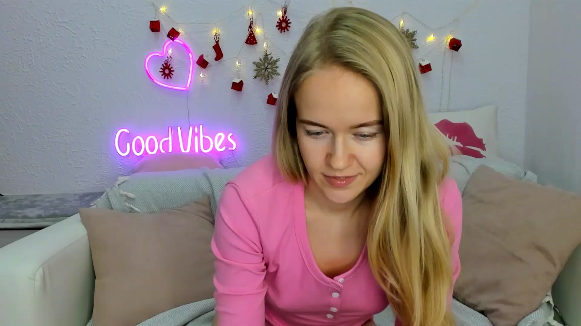 Gallery image thumbnail from Angel_Kristy's myfreecams stream on, 12/10/2024, 07:03 image 5 of 20