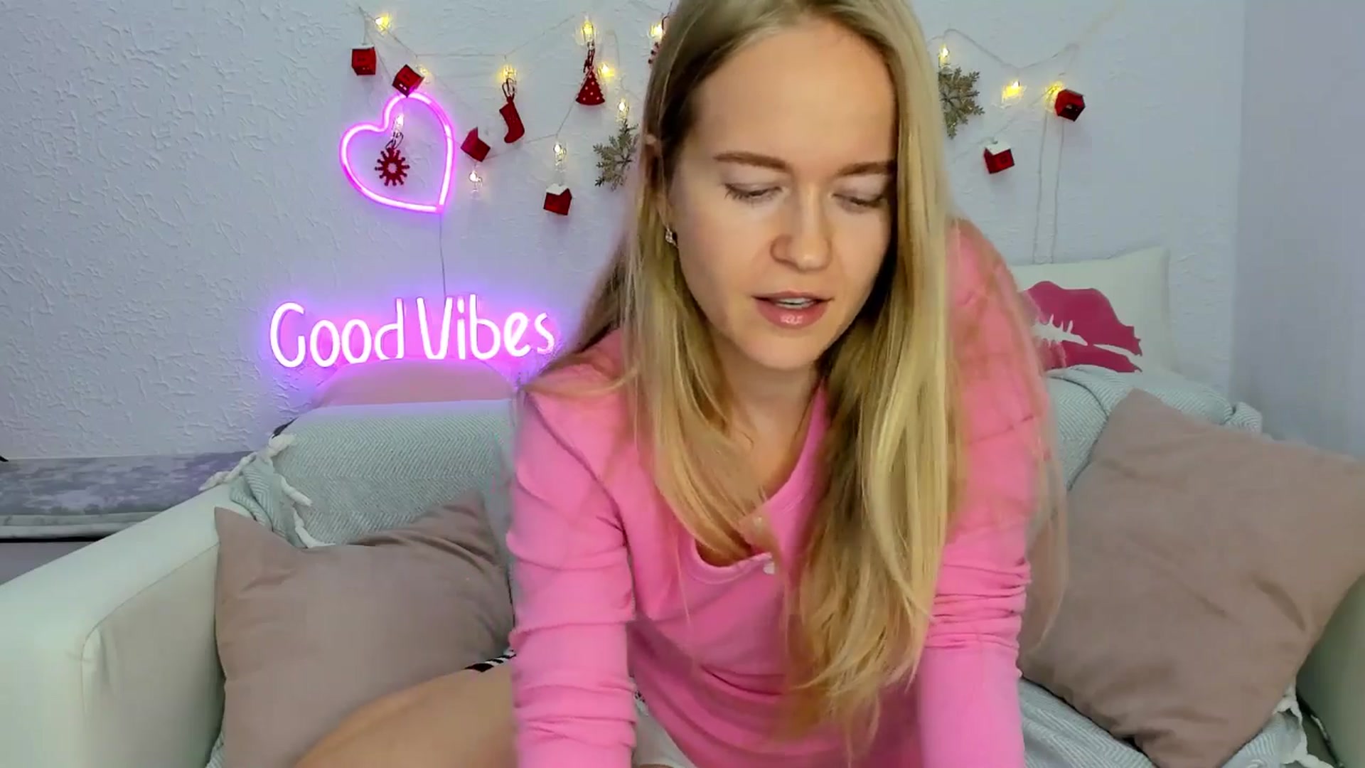 Gallery image thumbnail from Angel_Kristy's myfreecams stream on, 12/10/2024, 07:03 image 15 of 20