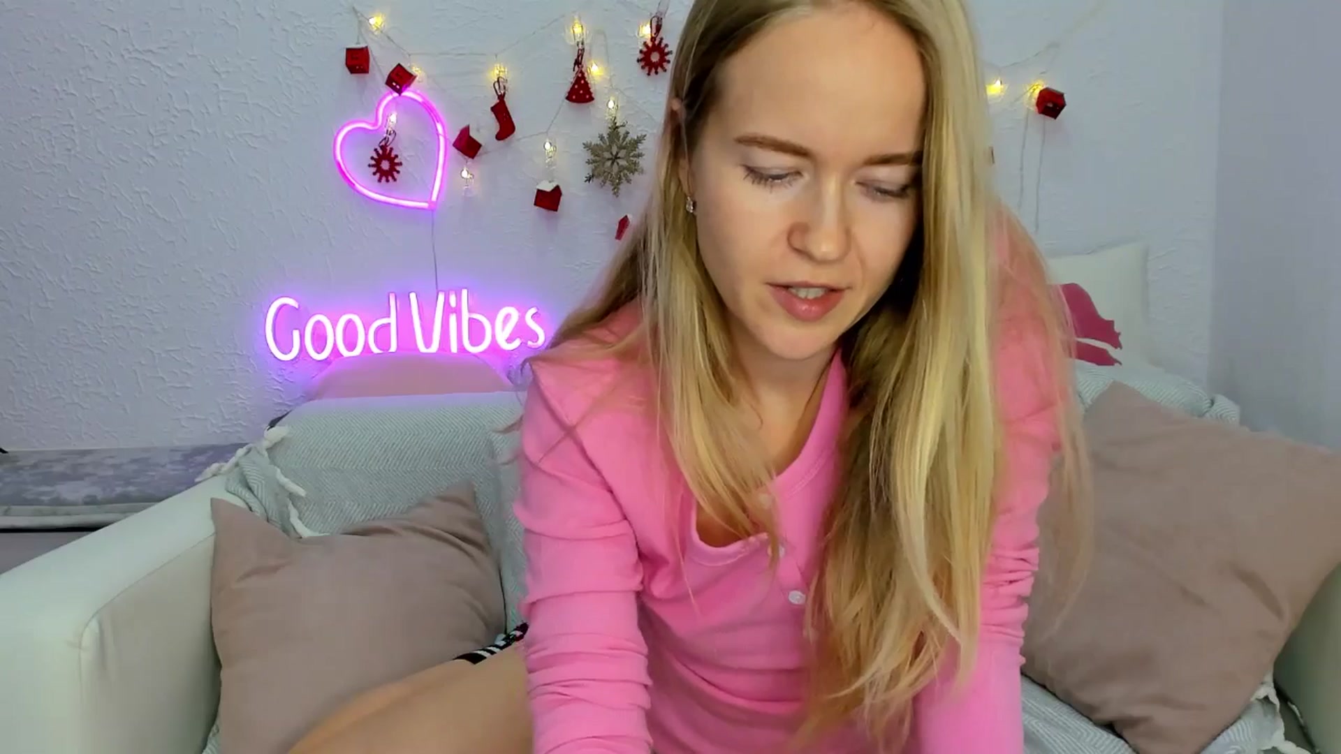 Gallery image thumbnail from Angel_Kristy's myfreecams stream on, 12/10/2024, 07:03 image 14 of 20