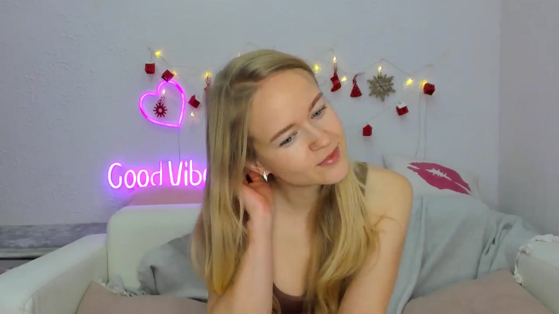 Gallery image thumbnail from Angel_Kristy's myfreecams stream on, 12/13/2024, 02:37 image 18 of 20