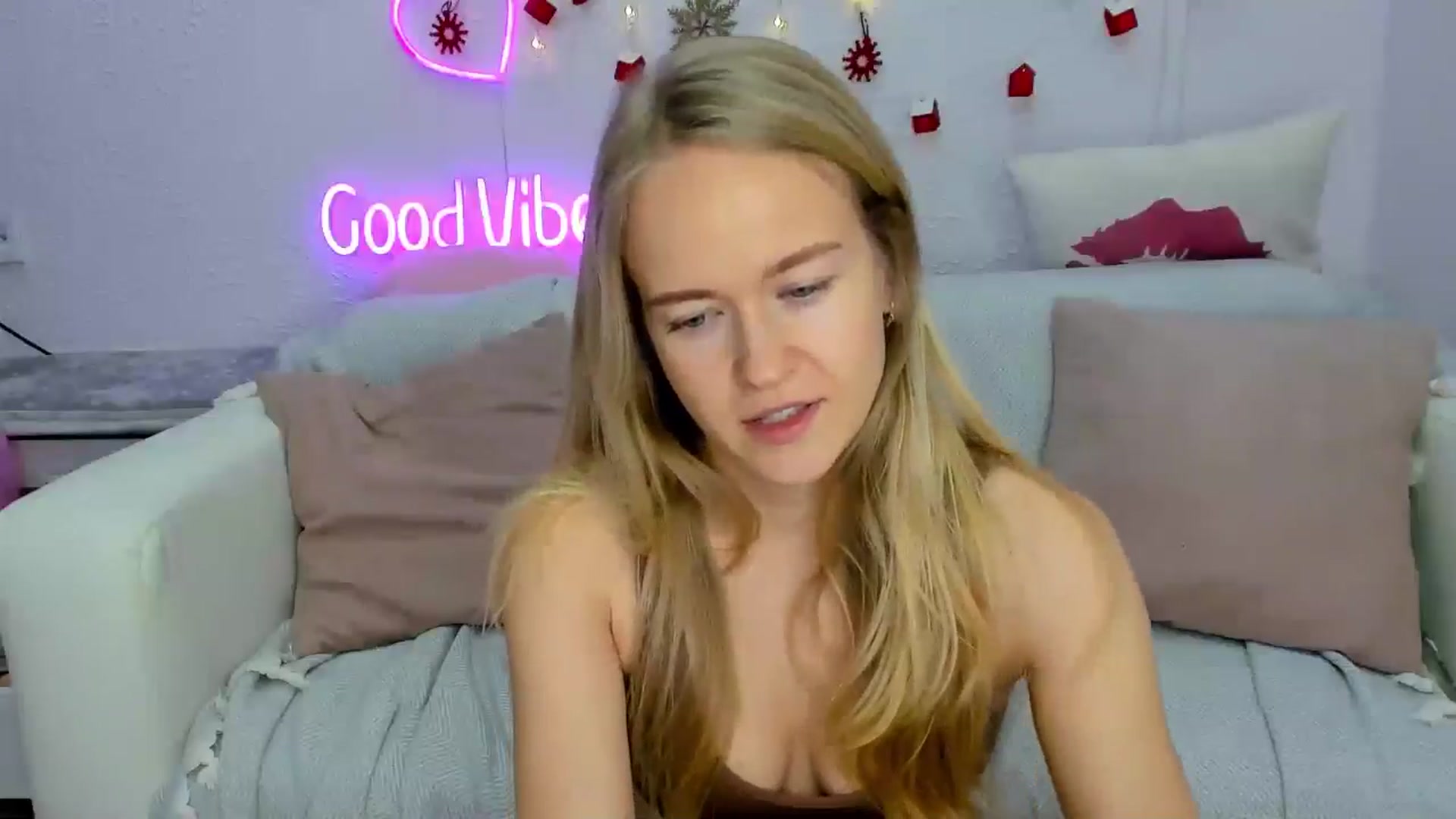Gallery image thumbnail from Angel_Kristy's myfreecams stream on, 12/13/2024, 05:00 image 7 of 20