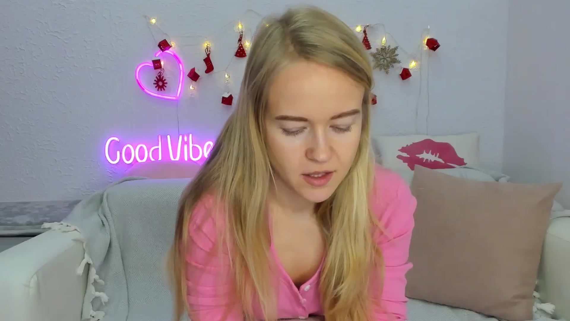 Gallery image thumbnail from Angel_Kristy's myfreecams stream on, 12/19/2024, 04:11 image 2 of 20