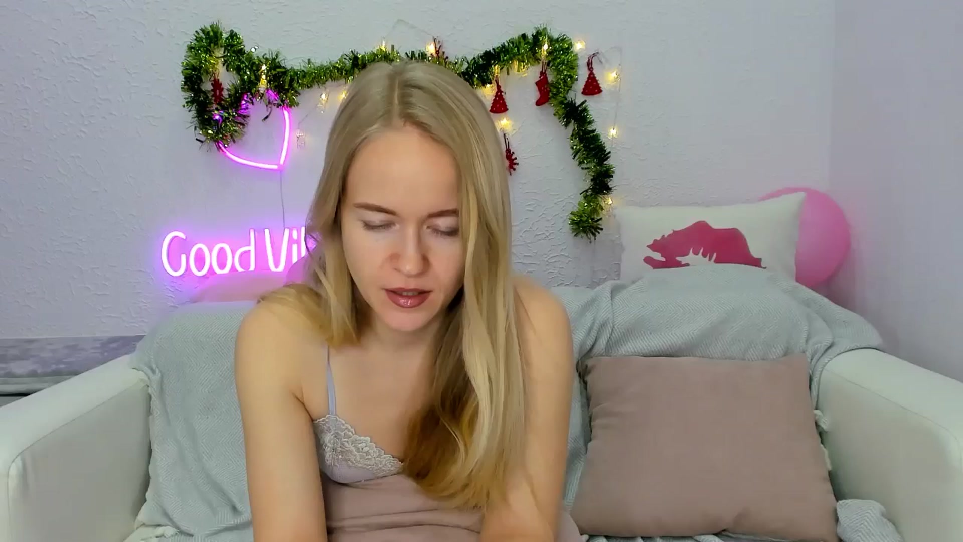 Gallery image thumbnail from Angel_Kristy's myfreecams stream on, 01/06/2025, 04:50 image 1 of 20