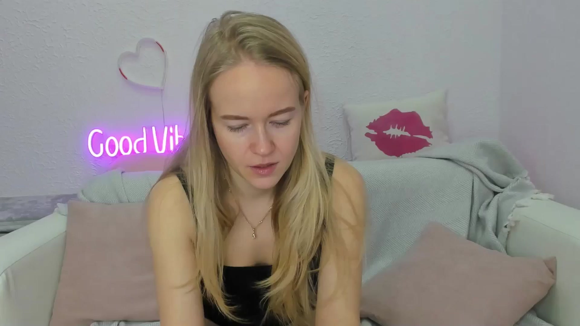 Gallery image thumbnail from Angel_Kristy's myfreecams stream on, 01/07/2025, 02:40 image 16 of 20