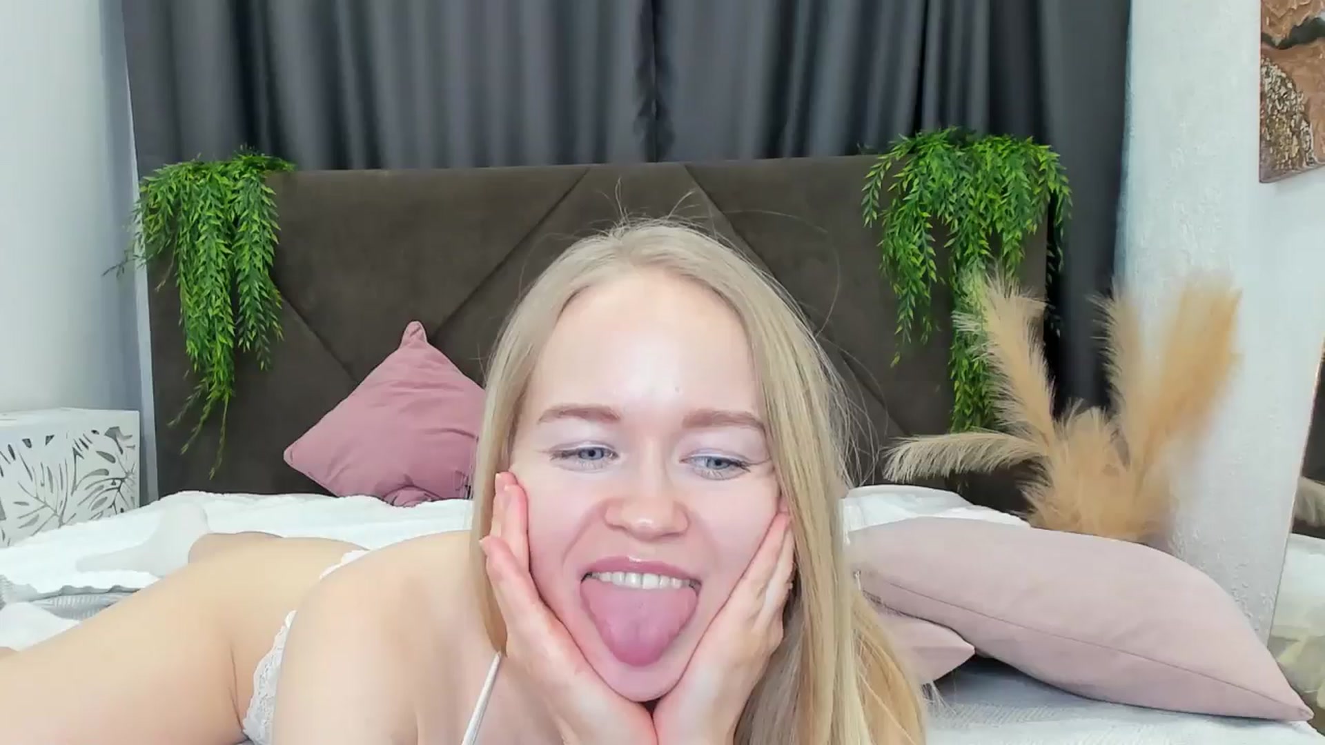 Gallery image thumbnail from Angel_Kristy's myfreecams stream on, 03/07/2025, 05:39 image 7 of 20