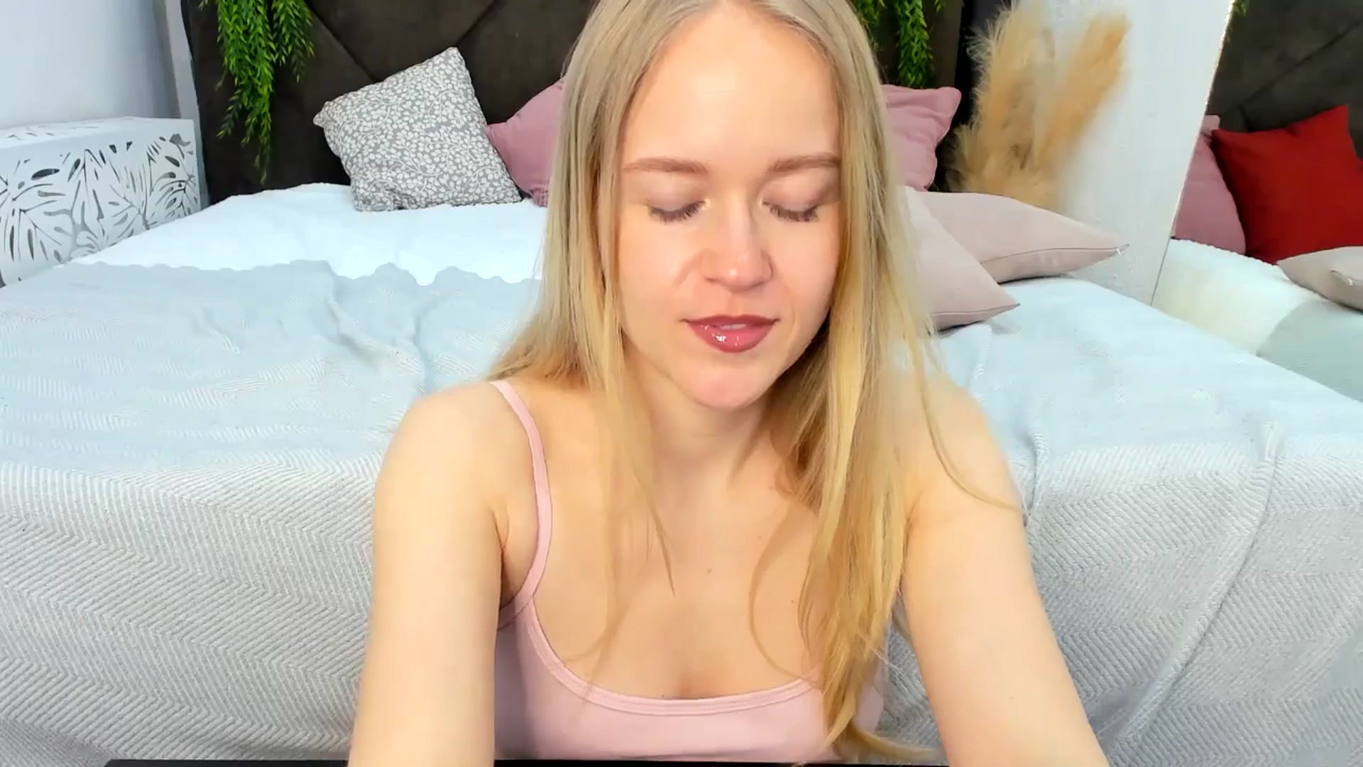 Gallery image thumbnail from Angel_Kristy's myfreecams stream on, 04/01/2025, 05:49 image 16 of 20