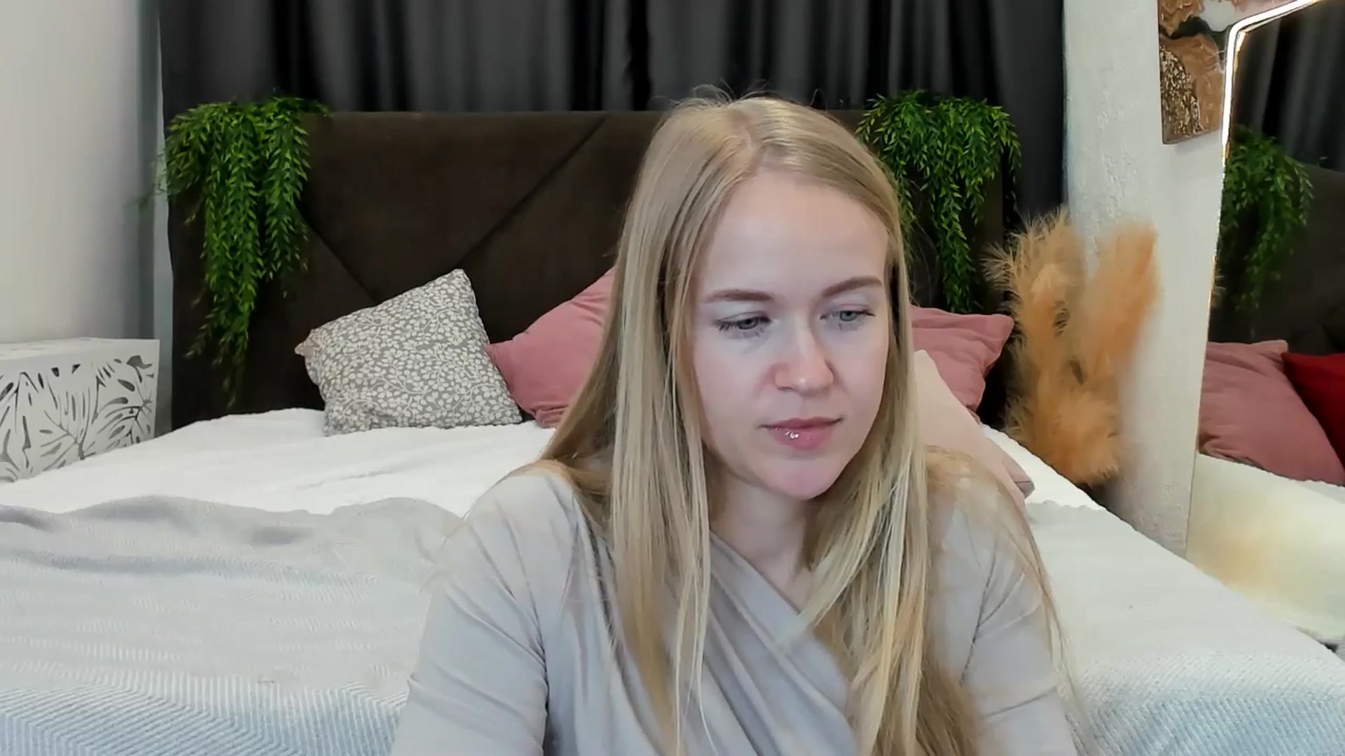 Gallery image thumbnail from Angel_Kristy's myfreecams stream on, 04/15/2025, 06:33 image 4 of 20