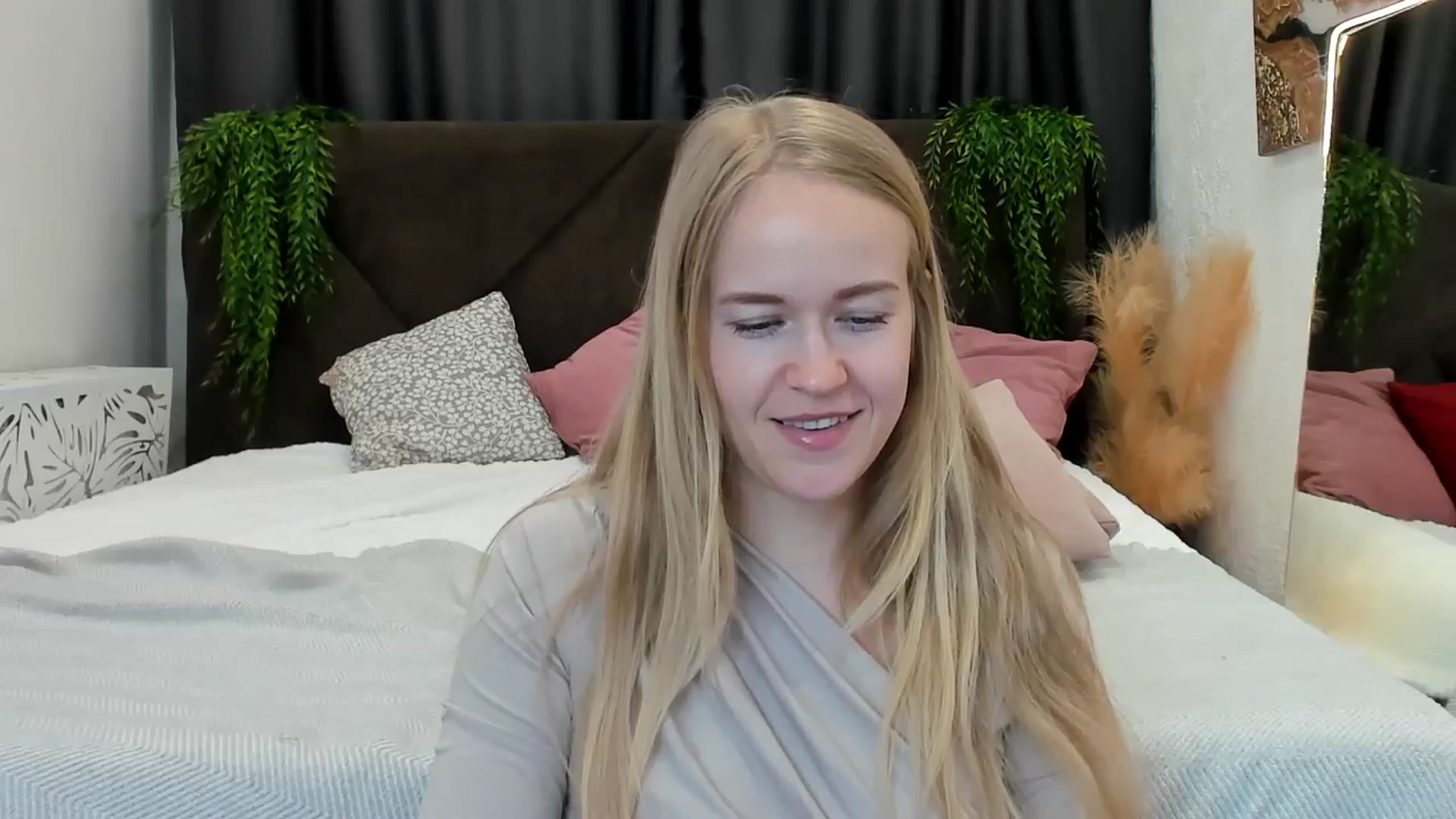 Gallery image thumbnail from Angel_Kristy's myfreecams stream on, 04/15/2025, 06:33 image 2 of 20