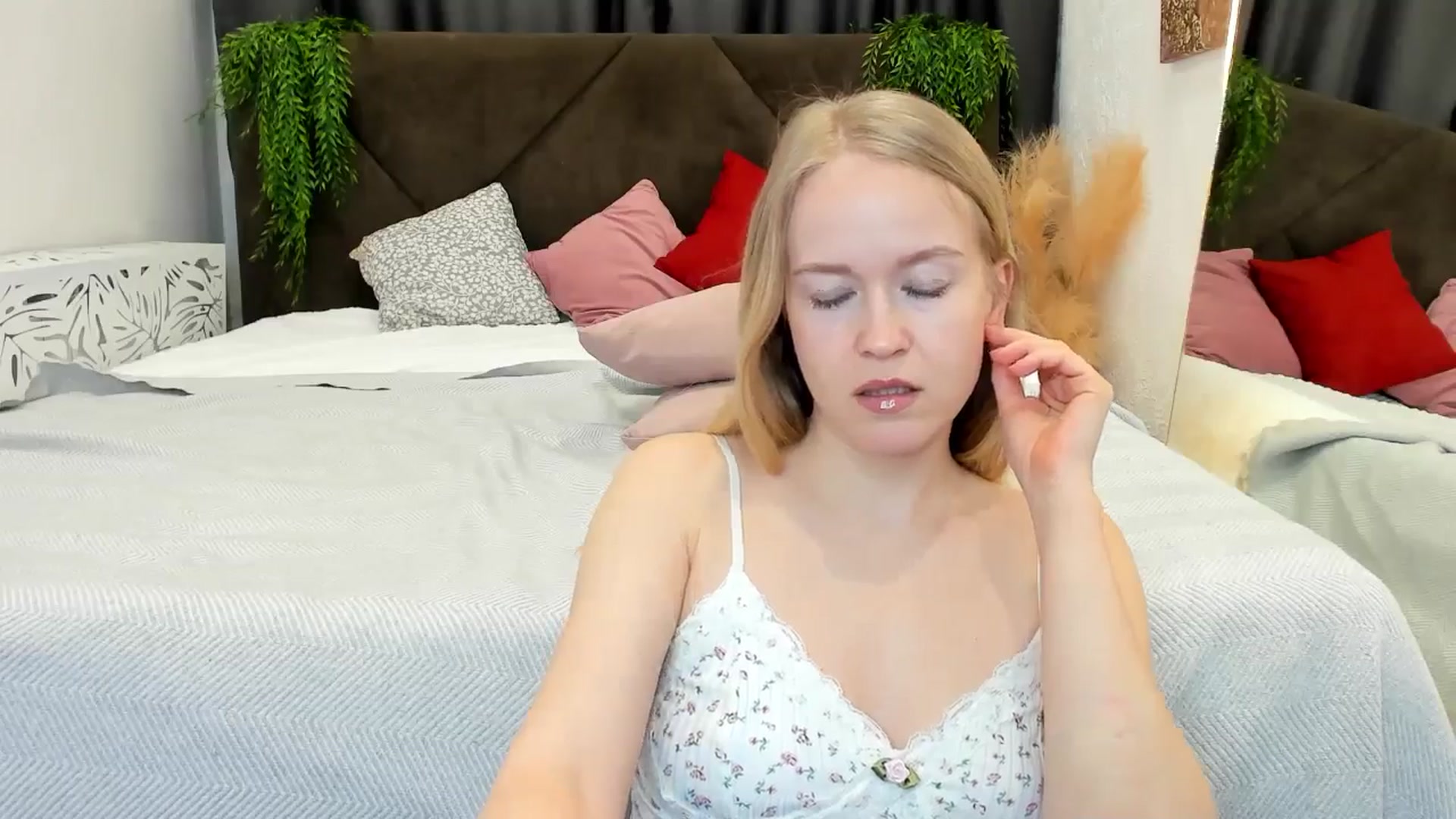 Gallery image thumbnail from Angel_Kristy's myfreecams stream on, 04/18/2025, 06:35 image 6 of 20