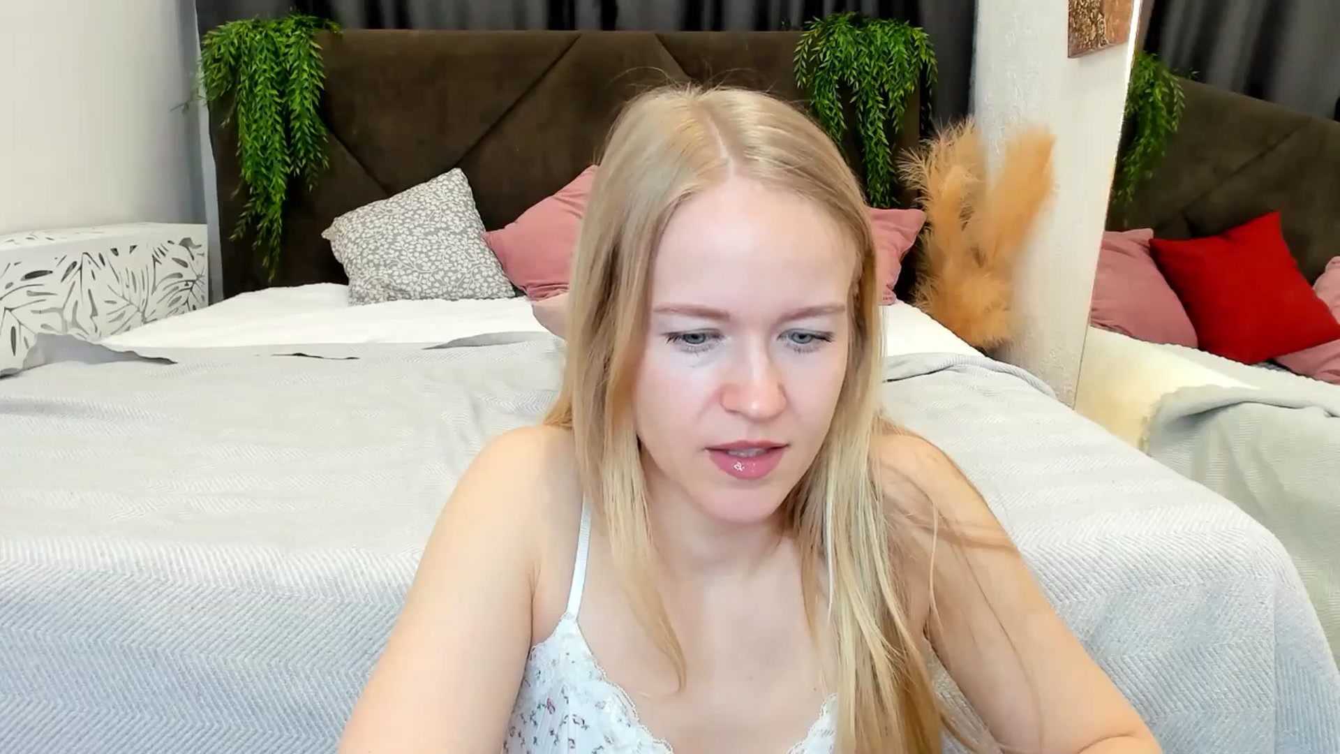 Gallery image thumbnail from Angel_Kristy's myfreecams stream on, 04/18/2025, 06:35 image 10 of 20