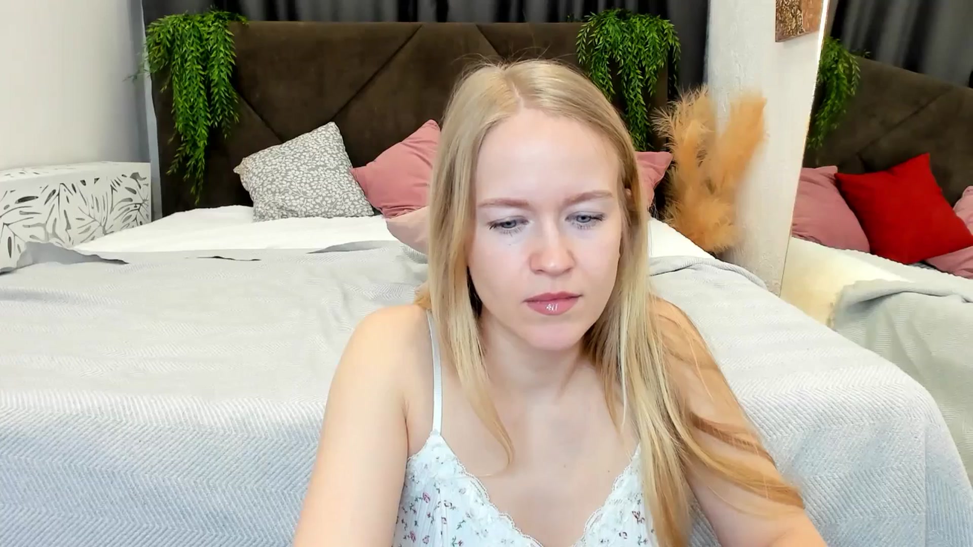 Gallery image thumbnail from Angel_Kristy's myfreecams stream on, 04/18/2025, 06:35 image 8 of 20