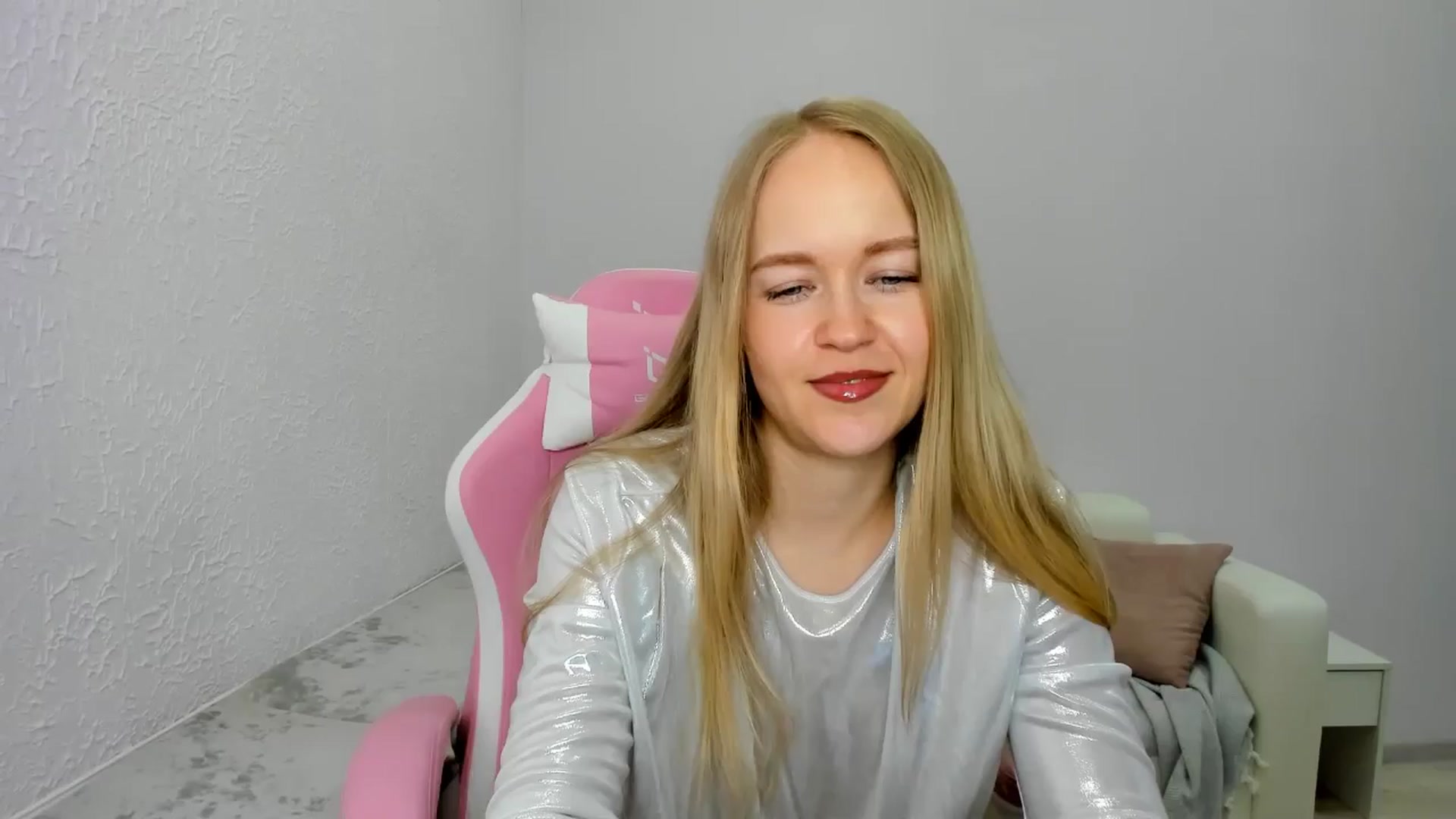 Gallery image thumbnail from Angel_Kristy's myfreecams stream on, 04/24/2025, 06:36 image 4 of 20