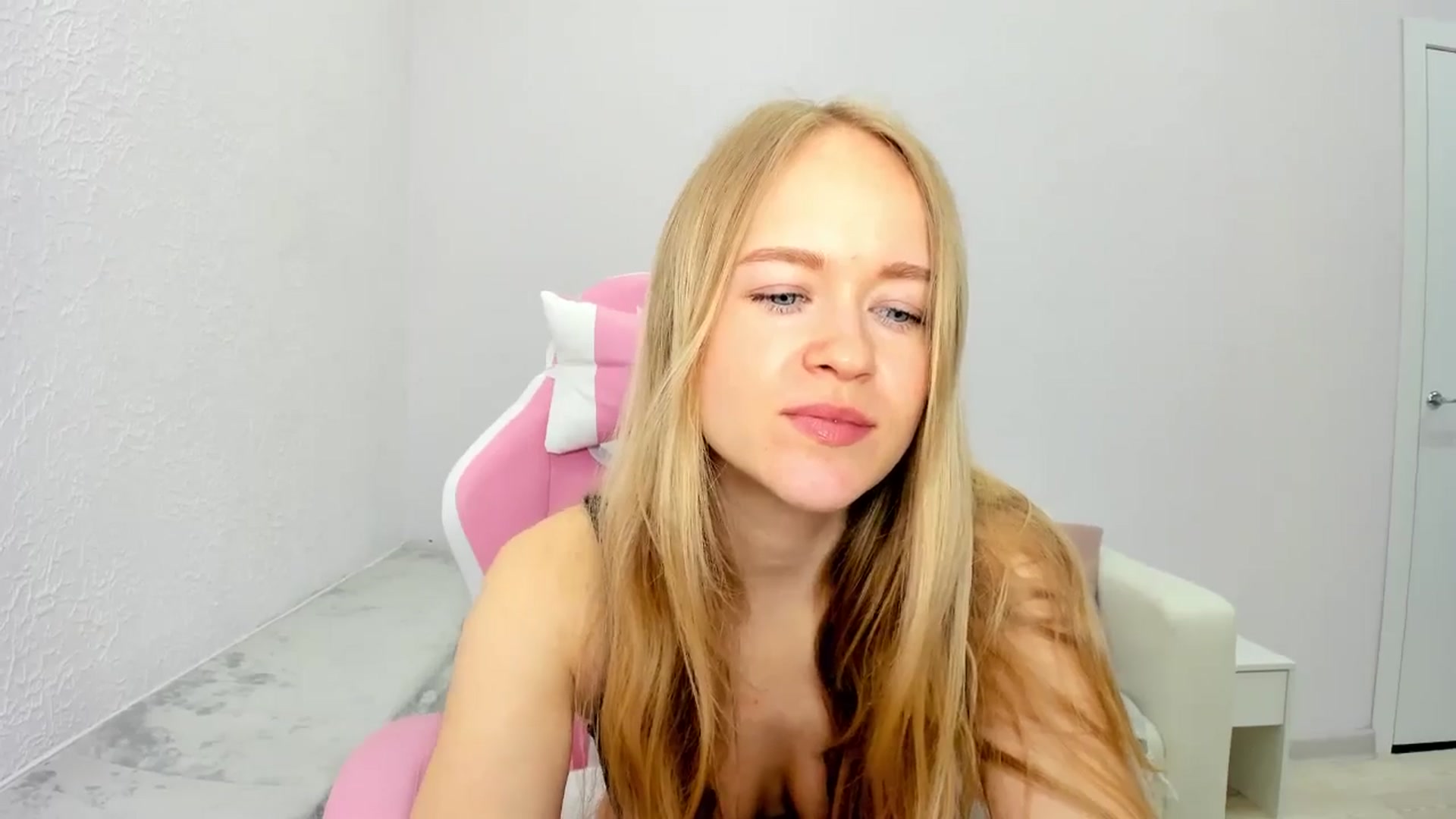 Gallery image thumbnail from Angel_Kristy's myfreecams stream on, 04/28/2025, 02:50 image 10 of 20