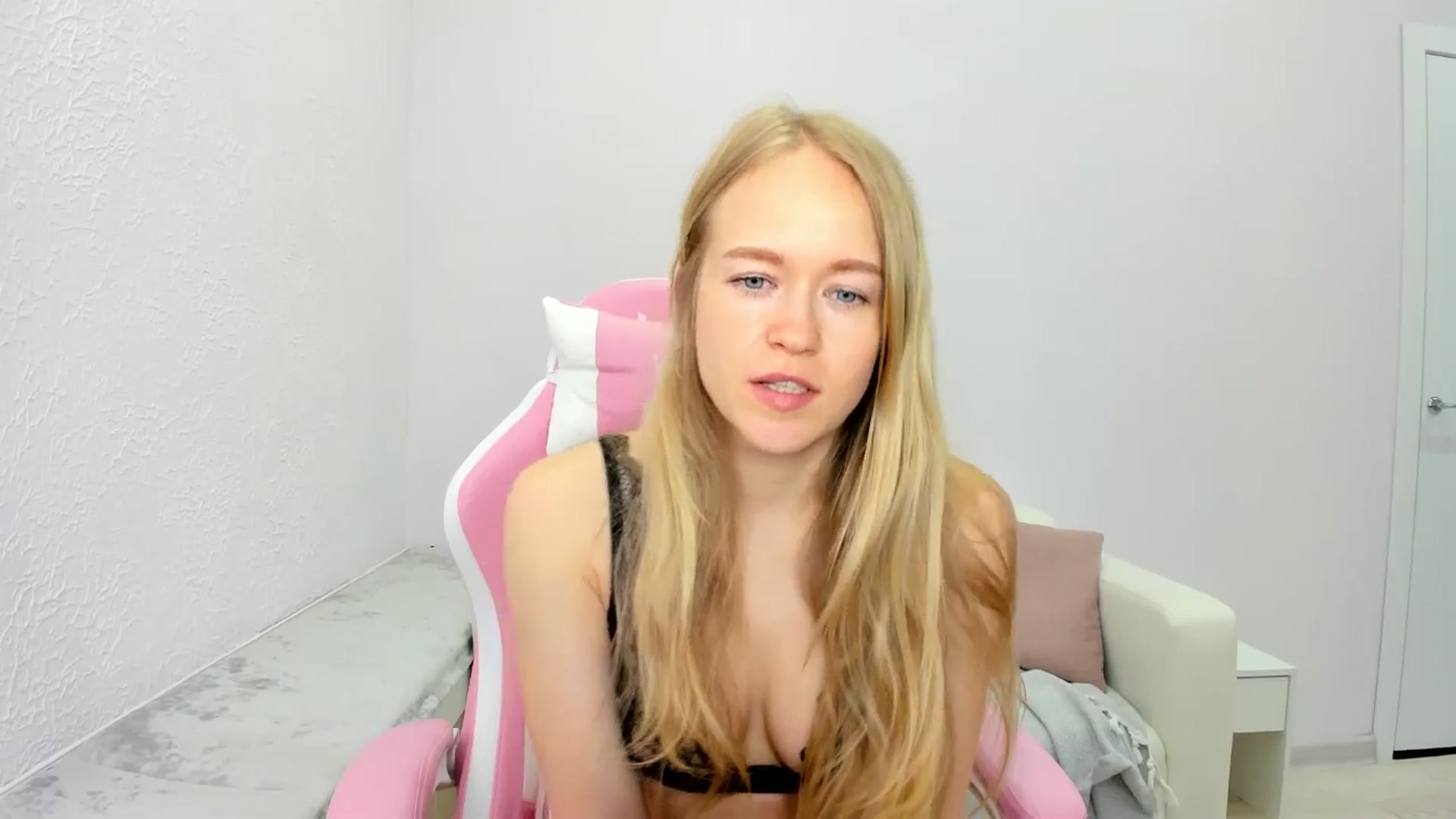 Gallery image thumbnail from Angel_Kristy's myfreecams stream on, 04/28/2025, 02:50 image 11 of 20
