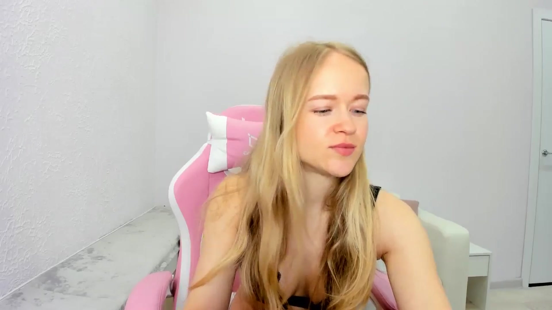 Gallery image thumbnail from Angel_Kristy's myfreecams stream on, 04/28/2025, 02:50 image 7 of 20
