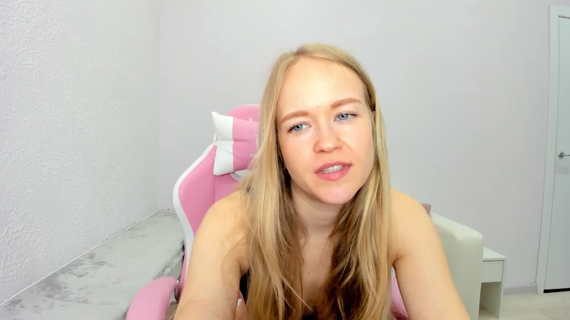 Gallery image thumbnail from Angel_Kristy's myfreecams stream on, 04/28/2025, 02:50 image 9 of 20