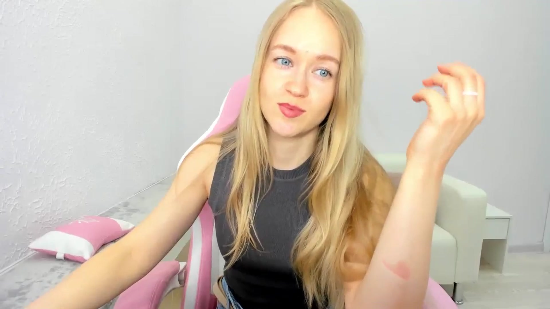 Gallery image thumbnail from Angel_Kristy's myfreecams stream on, 04/29/2025, 04:12 image 7 of 20