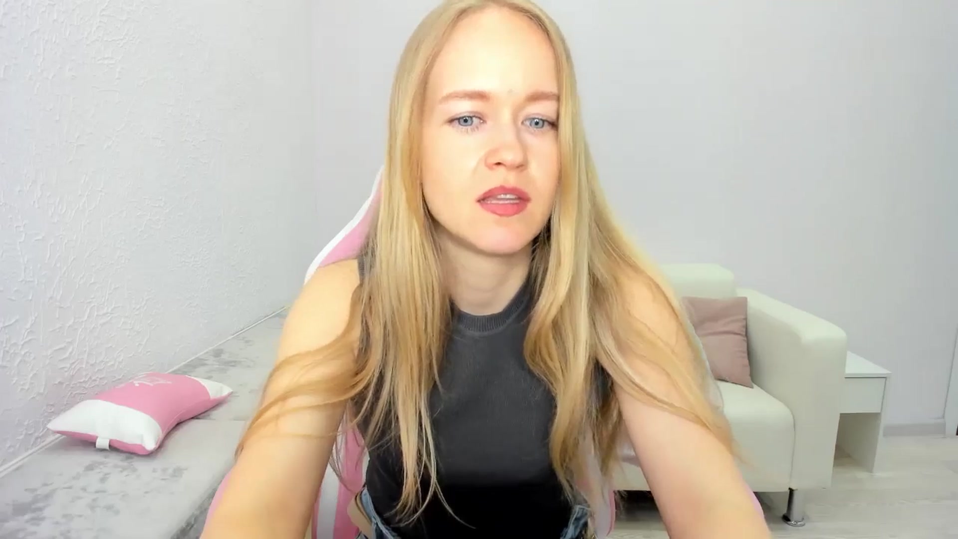 Gallery image thumbnail from Angel_Kristy's myfreecams stream on, 04/29/2025, 04:12 image 2 of 20