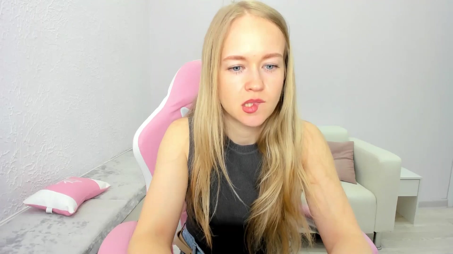 Gallery image thumbnail from Angel_Kristy's myfreecams stream on, 04/29/2025, 04:12 image 11 of 20