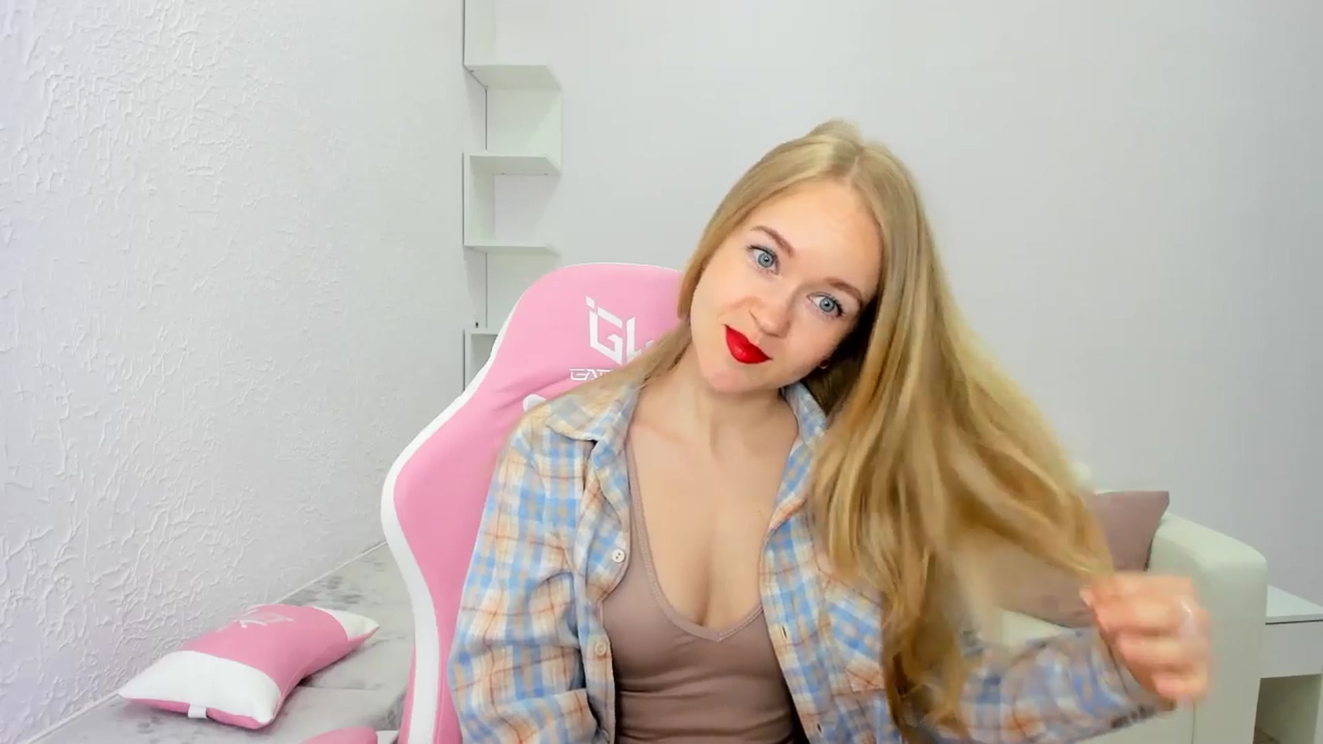 Gallery image thumbnail from Angel_Kristy's myfreecams stream on, 05/12/2025, 01:32 image 10 of 20