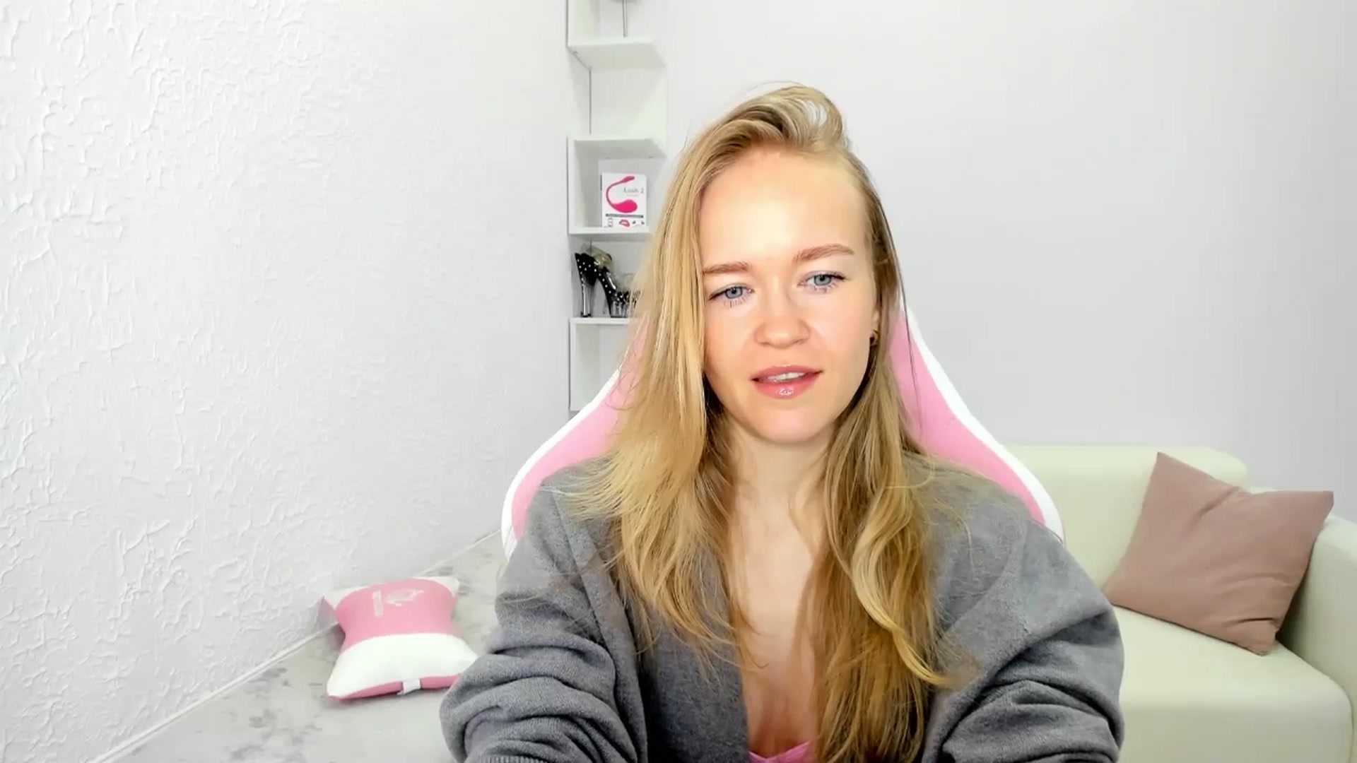 Gallery image thumbnail from Angel_Kristy's myfreecams stream on, 05/13/2025, 02:43 image 18 of 20