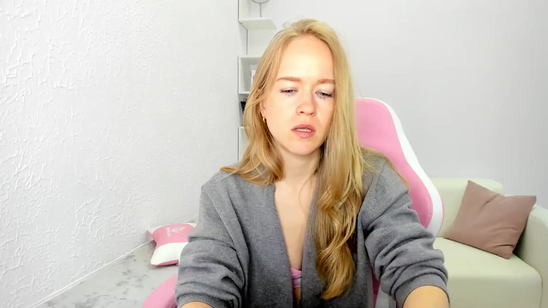 Gallery image thumbnail from Angel_Kristy's myfreecams stream on, 05/13/2025, 03:35 image 9 of 20