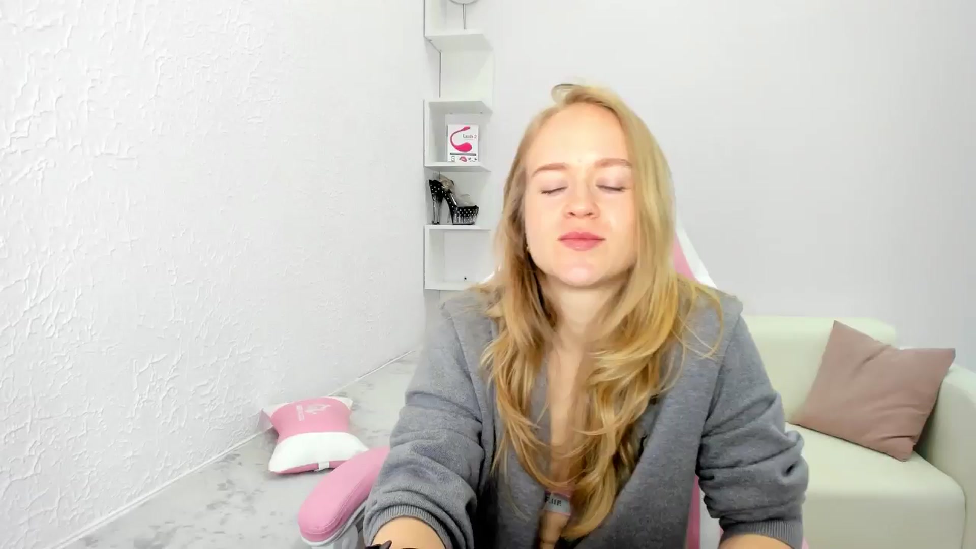 Gallery image thumbnail from Angel_Kristy's myfreecams stream on, 05/13/2025, 03:35 image 13 of 20