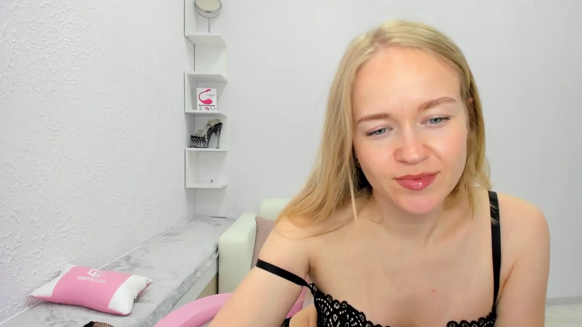Gallery image thumbnail from Angel_Kristy's myfreecams stream on, 05/16/2025, 06:12 image 18 of 20