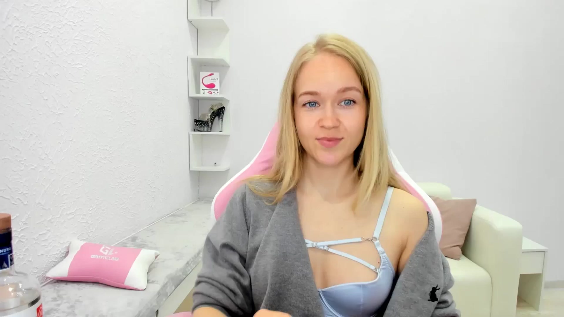 Gallery image thumbnail from Angel_Kristy's myfreecams stream on, 05/17/2025, 02:38 image 17 of 20