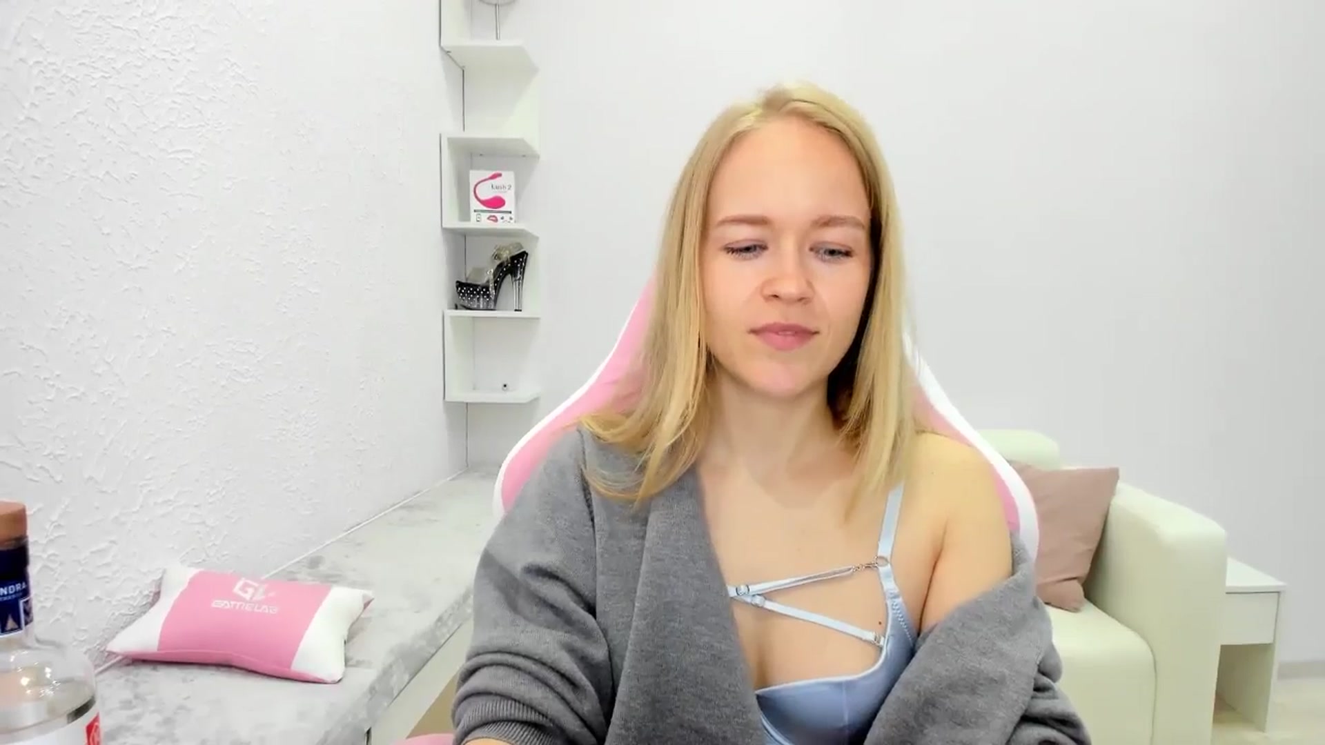 Gallery image thumbnail from Angel_Kristy's myfreecams stream on, 05/17/2025, 02:38 image 19 of 20