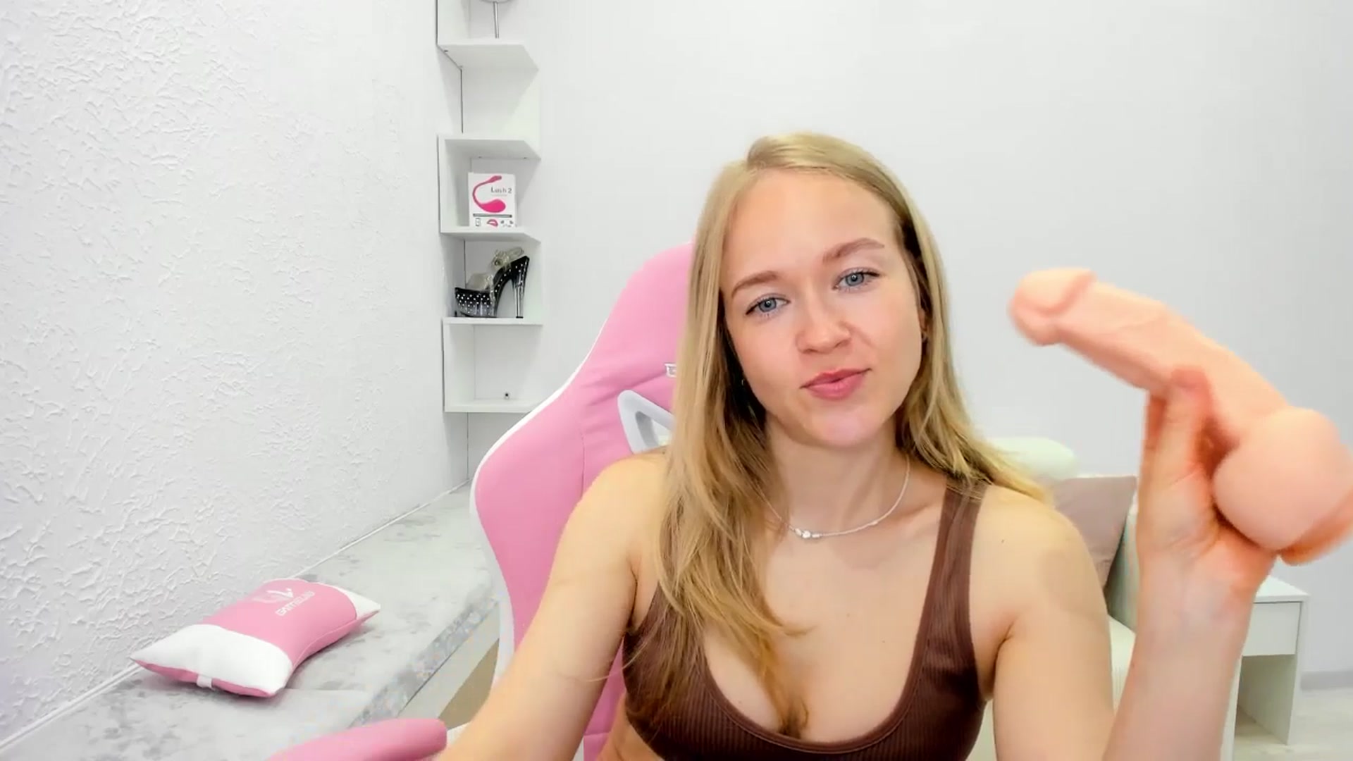 Gallery image thumbnail from Angel_Kristy's myfreecams stream on, 05/18/2025, 02:36 image 12 of 20