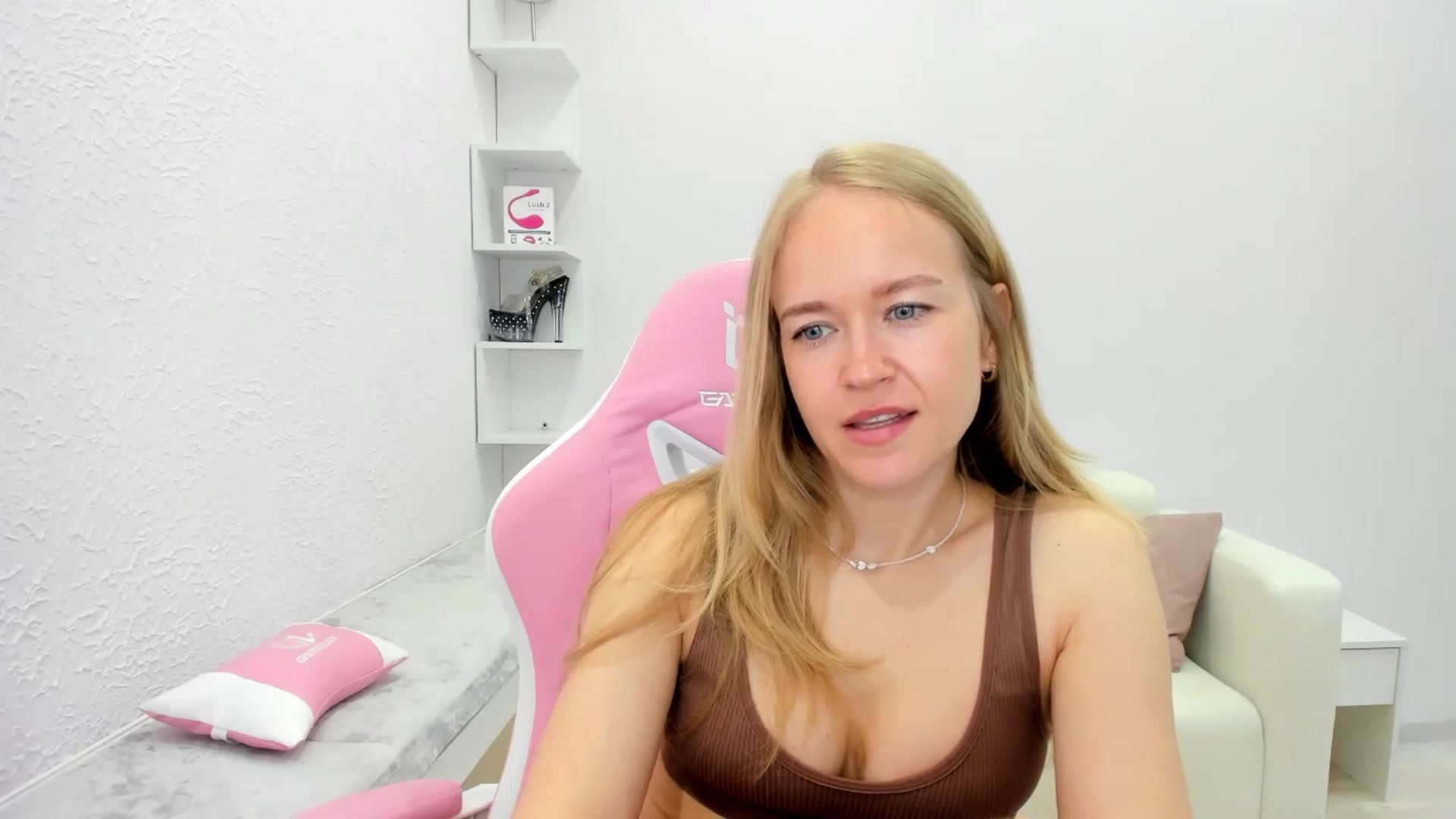Gallery image thumbnail from Angel_Kristy's myfreecams stream on, 05/18/2025, 02:36 image 8 of 20