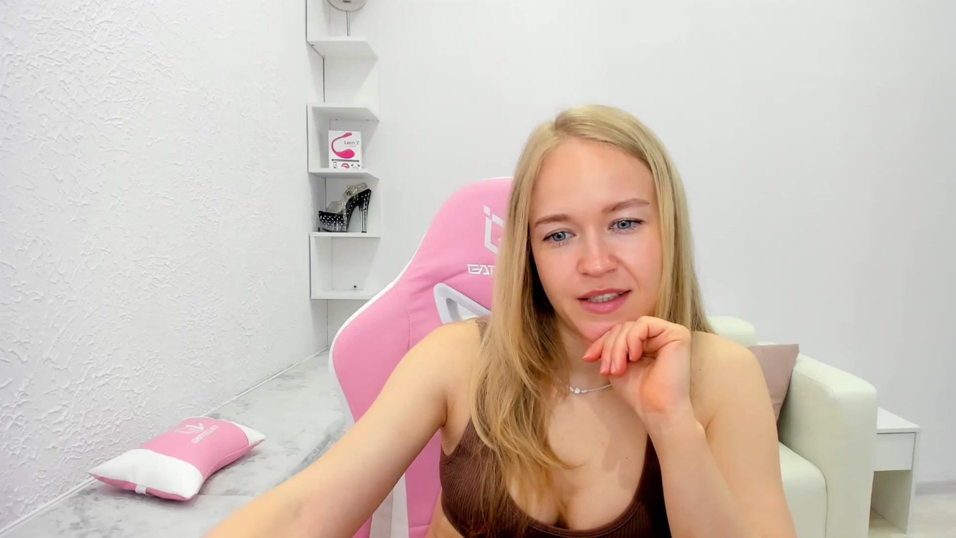 Gallery image thumbnail from Angel_Kristy's myfreecams stream on, 05/18/2025, 02:36 image 17 of 20