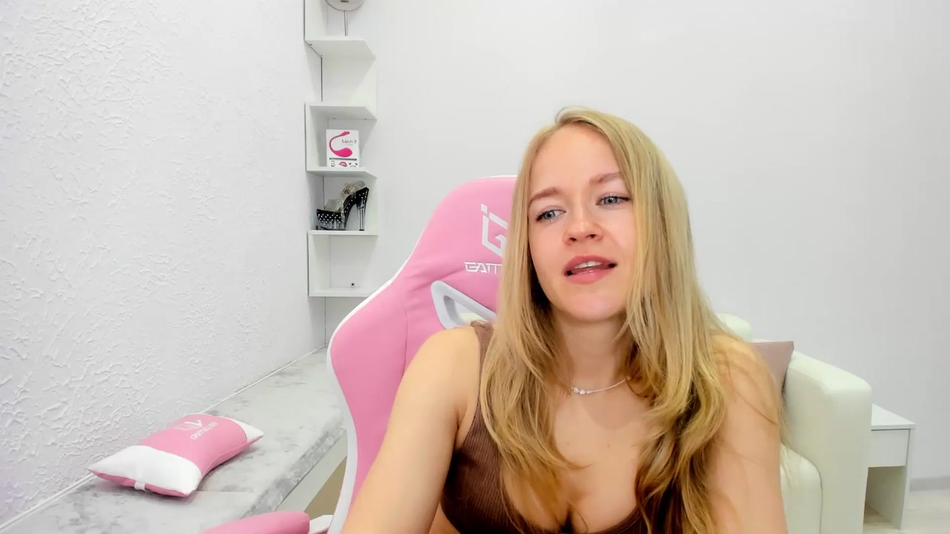 Gallery image thumbnail from Angel_Kristy's myfreecams stream on, 05/18/2025, 02:36 image 19 of 20