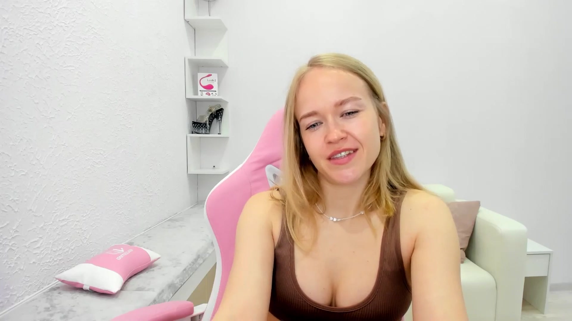 Gallery image thumbnail from Angel_Kristy's myfreecams stream on, 05/18/2025, 02:36 image 3 of 20