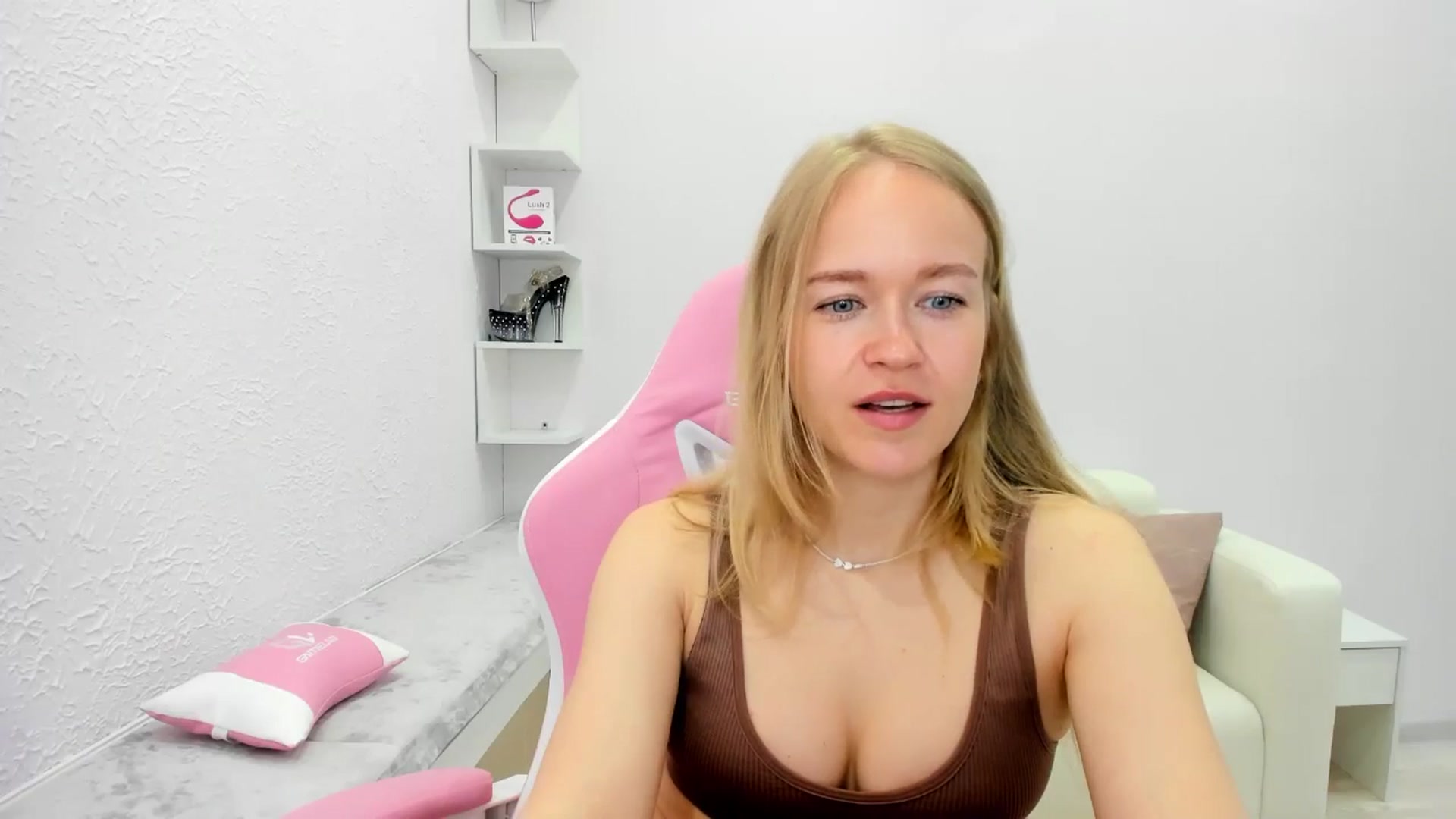 Gallery image thumbnail from Angel_Kristy's myfreecams stream on, 05/18/2025, 02:36 image 4 of 20