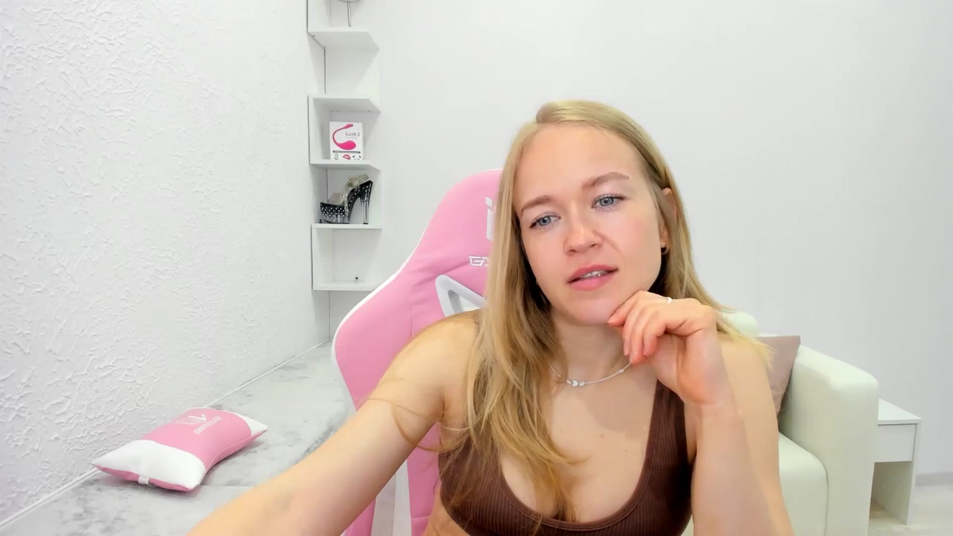 Gallery image thumbnail from Angel_Kristy's myfreecams stream on, 05/18/2025, 02:36 image 10 of 20