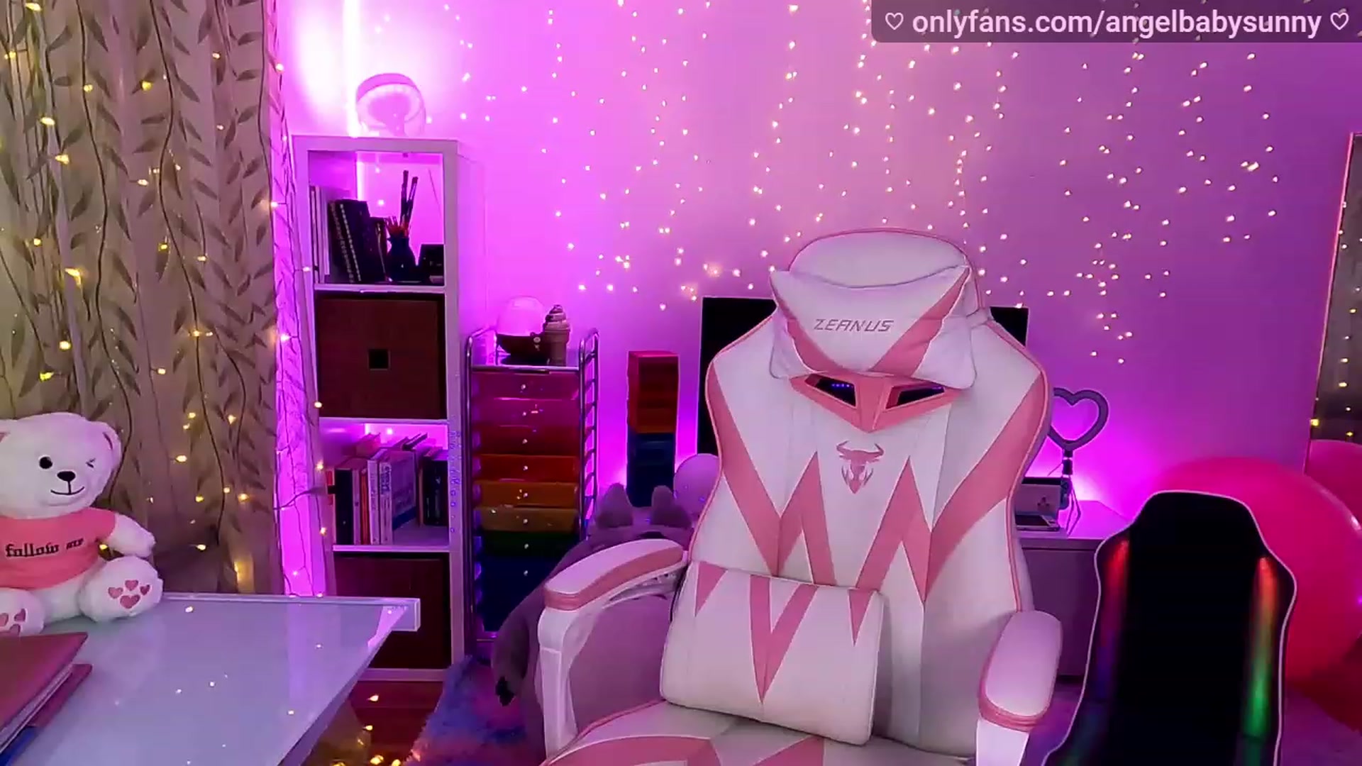 Gallery image thumbnail from Angel_Sunny's myfreecams stream on, 12/16/2022, 21:35 image 13 of 20