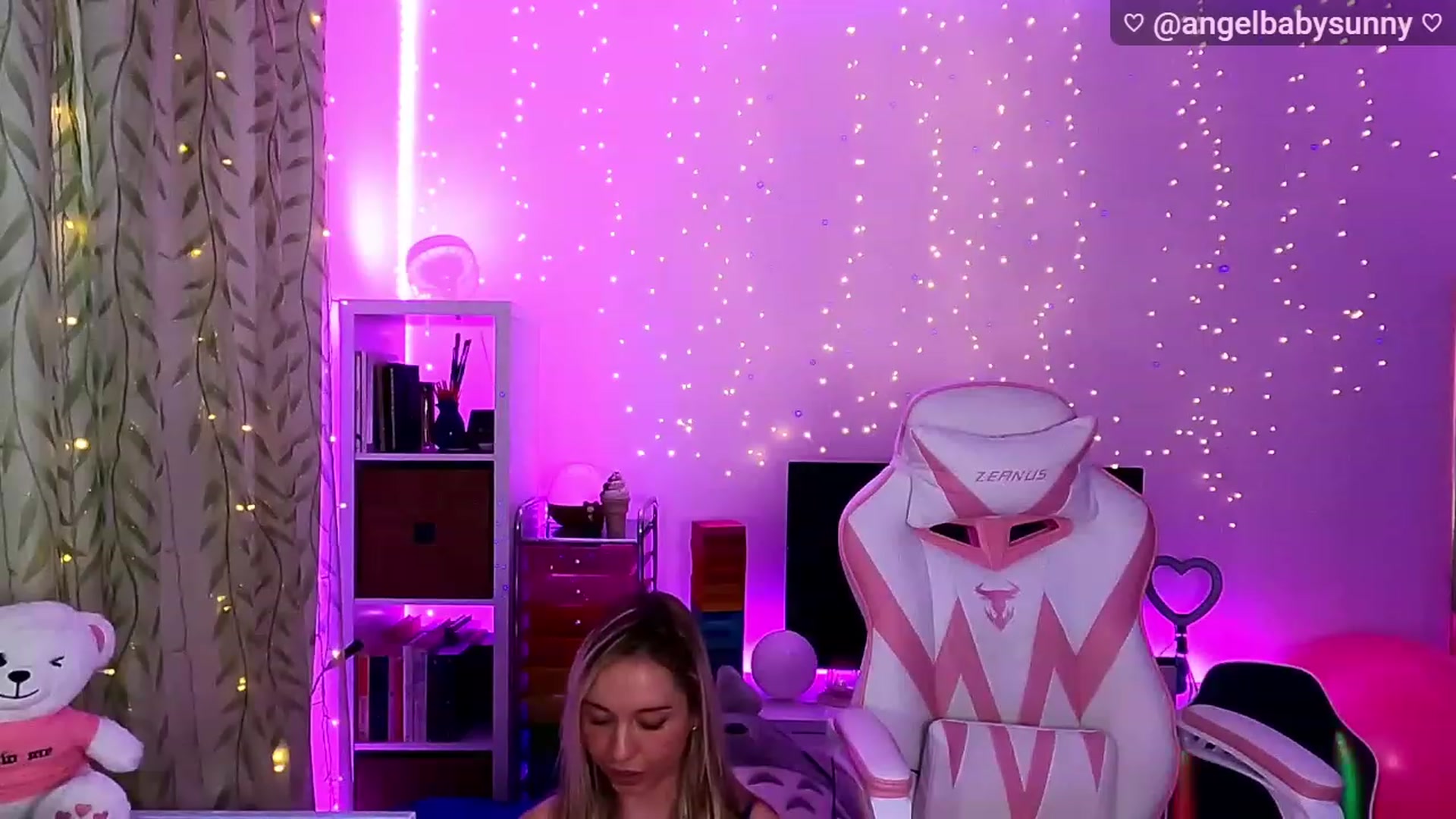 Gallery image thumbnail from Angel_Sunny's myfreecams stream on, 01/03/2023, 21:07 image 17 of 20