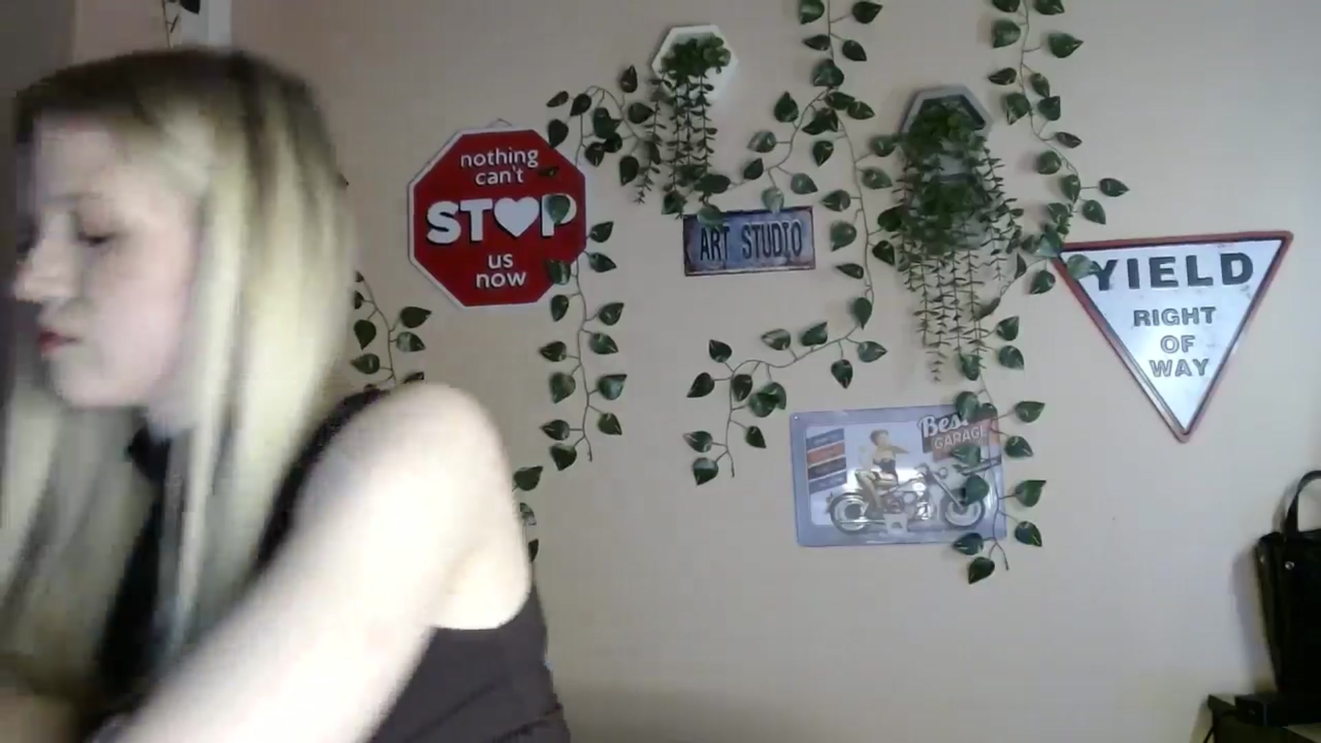 Gallery image thumbnail from Angel_baby's myfreecams stream on, 03/17/2026, 17:04 image 9 of 20