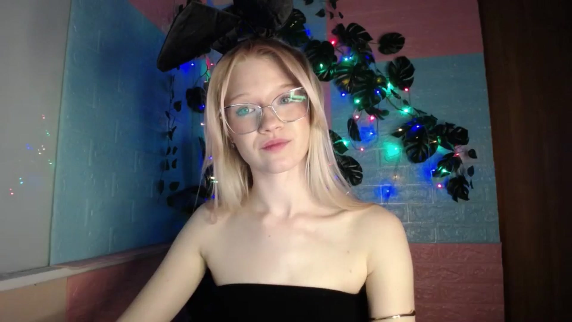 Gallery image thumbnail from Angel_baby's myfreecams stream on, 04/08/2026, 17:44 image 5 of 20