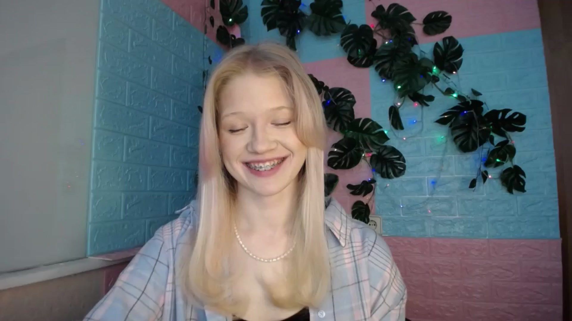 Gallery image thumbnail from Angel_baby's myfreecams stream on, 04/09/2026, 16:01 image 1 of 20