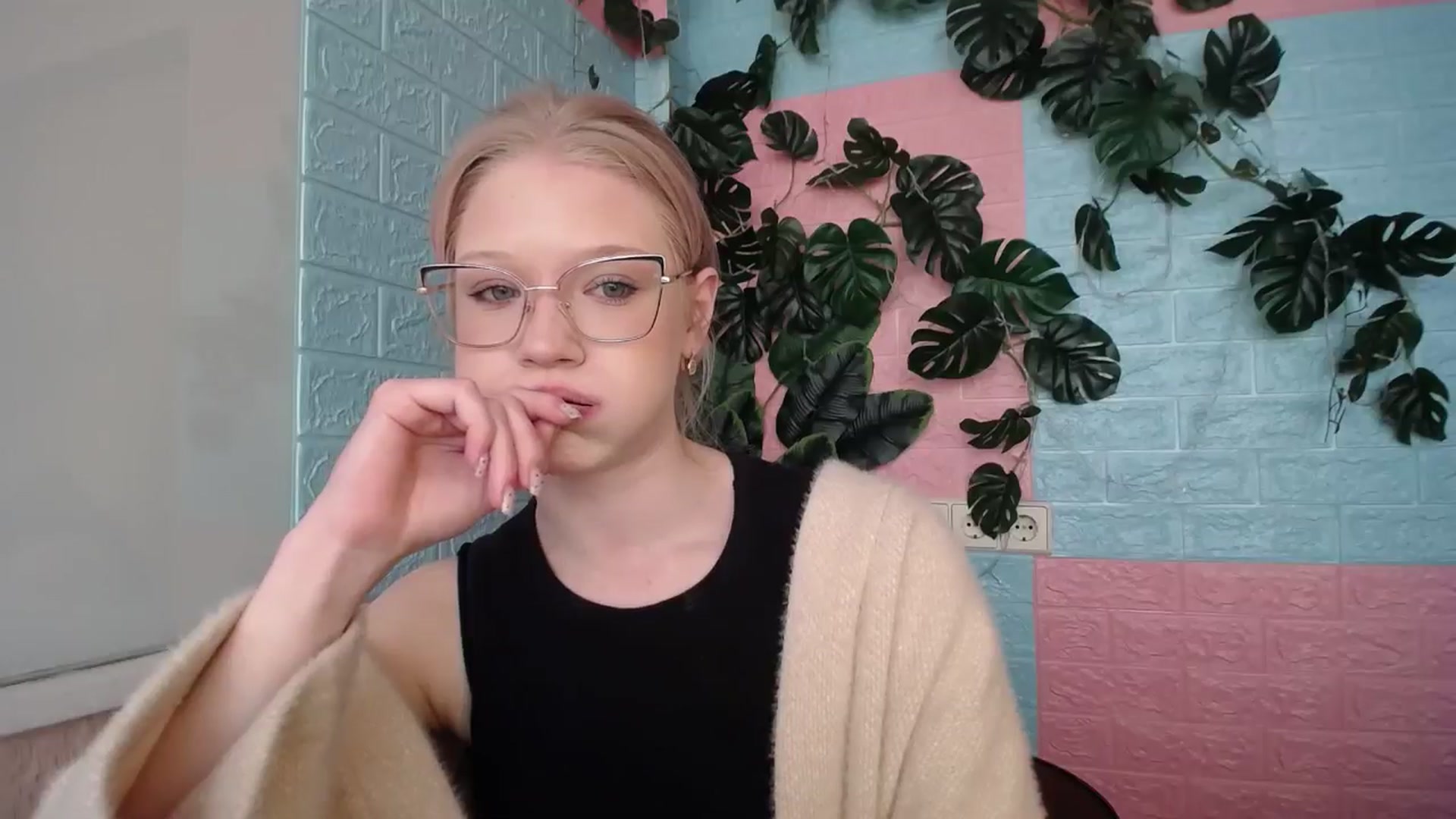 Gallery image thumbnail from Angel_baby's myfreecams stream on, 04/13/2026, 16:03 image 15 of 20