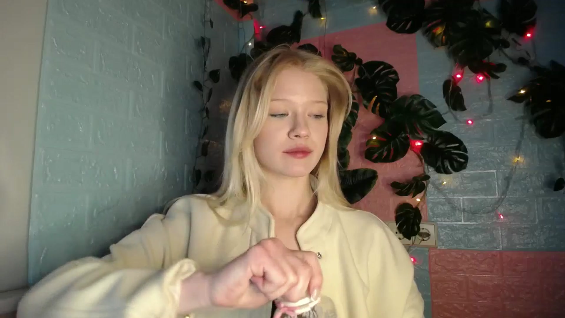 Gallery image thumbnail from Angel_baby's myfreecams stream on, 04/23/2026, 17:47 image 4 of 20