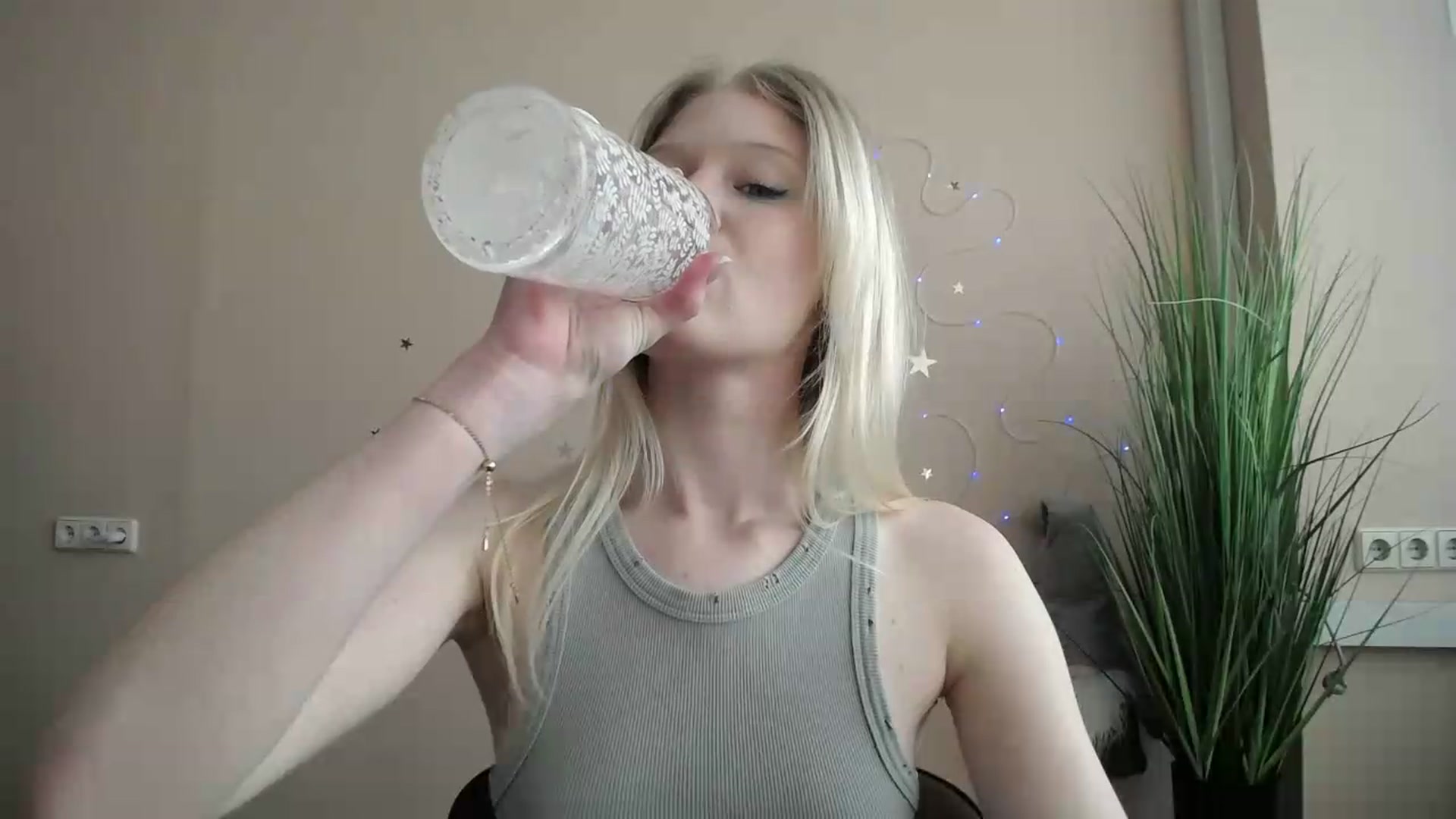 Gallery image thumbnail from Angel_baby's myfreecams stream on, 04/29/2026, 15:33 image 17 of 20