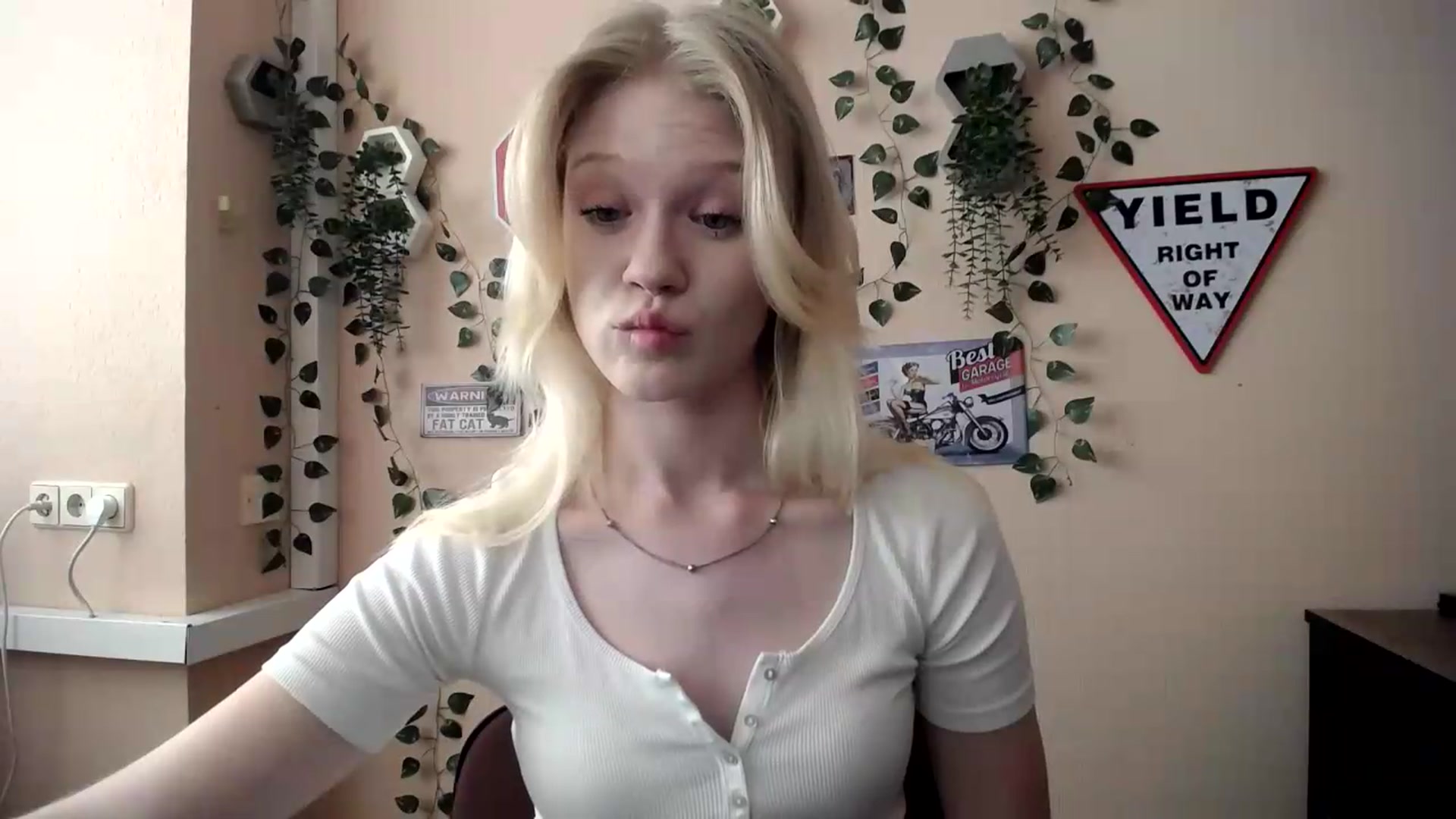 Gallery image thumbnail from Angel_baby's myfreecams stream on, 06/27/2026, 15:35 image 18 of 20