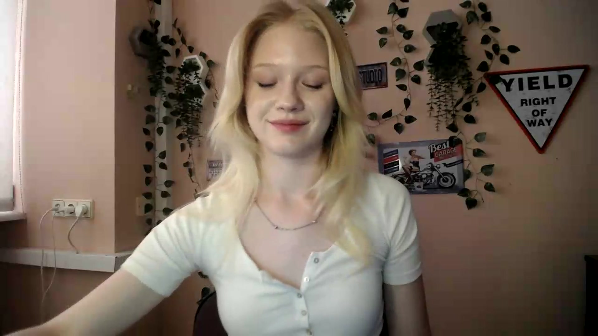 Gallery image thumbnail from Angel_baby's myfreecams stream on, 06/27/2026, 18:01 image 12 of 20